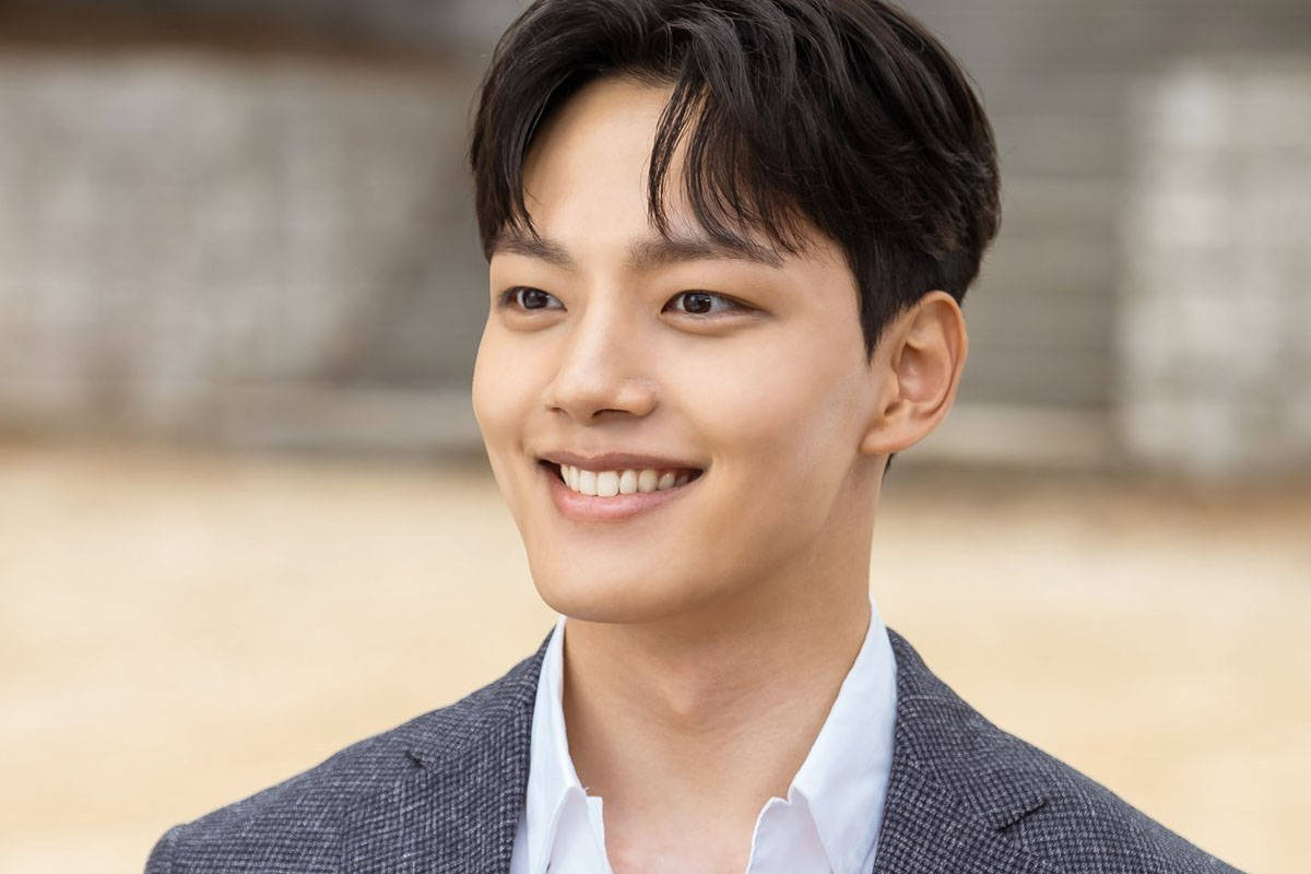 Yeo Jin Goo, gray blazer, white shirt, SD Desktop Wallpaper