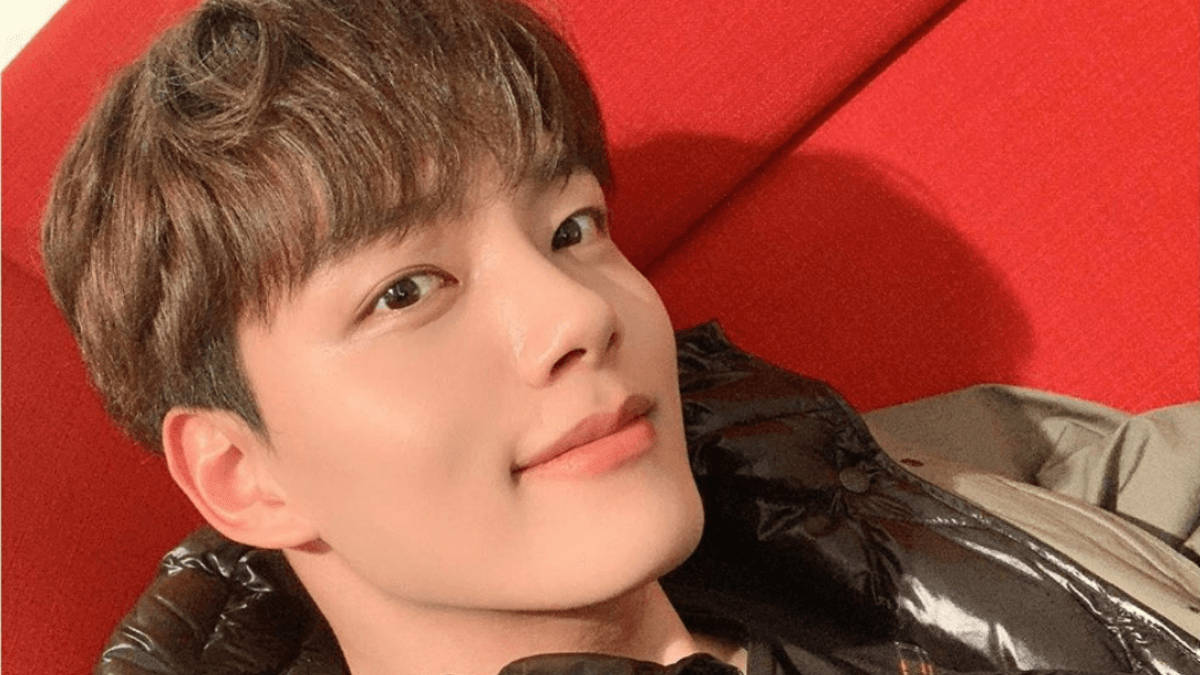 Yeo Jin Goo, brown hair, vibrant red couch, SD Desktop Wallpaper