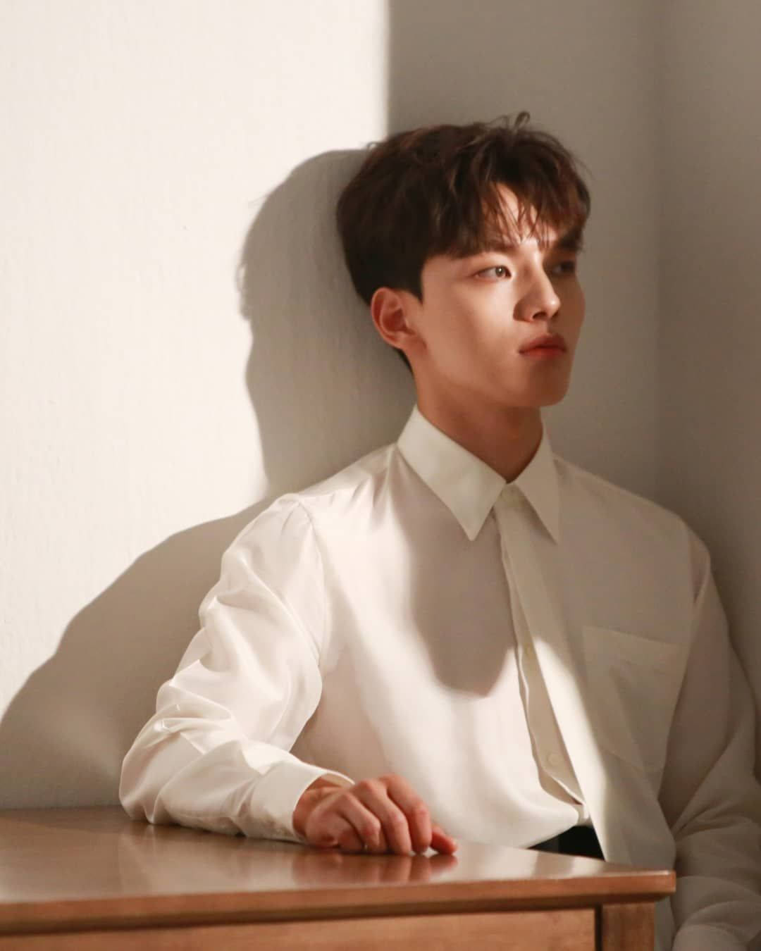 Yeo Jin Goo, crisp white shirt, soft sunlight, HD Phone Wallpaper