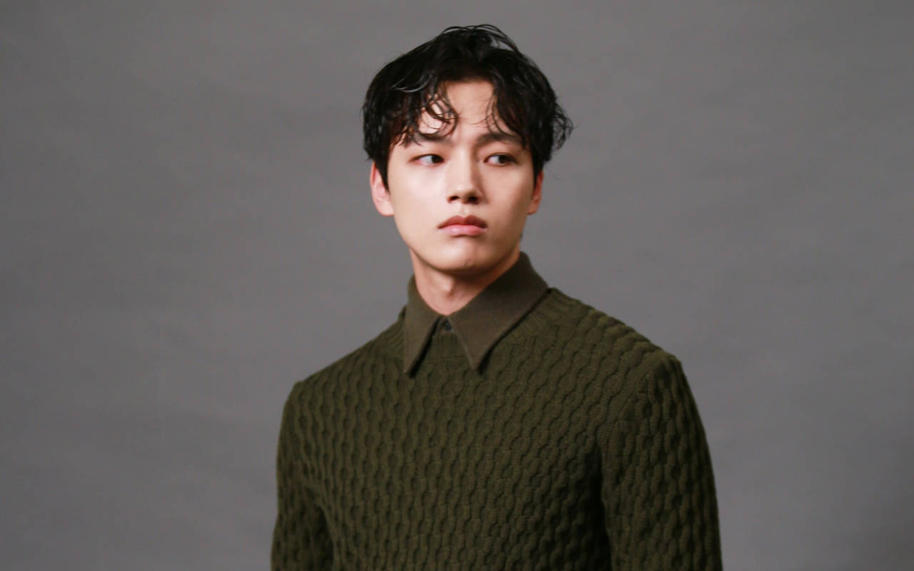 Yeo Jin Goo, moss green sweater, olive green sweater, HD Desktop Wallpaper
