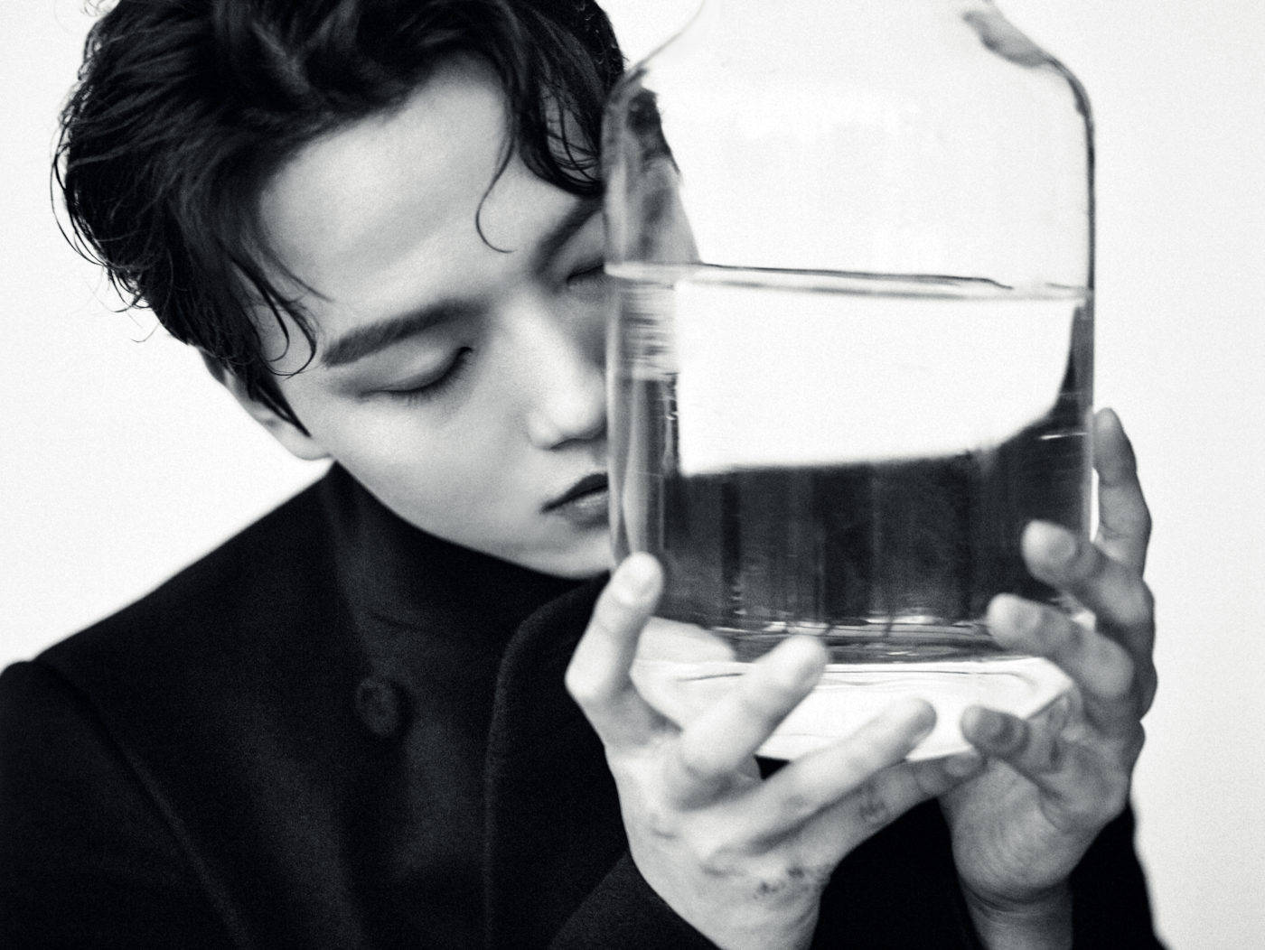 Yeo jin goo, black and white, glass jar, HD Desktop Wallpaper