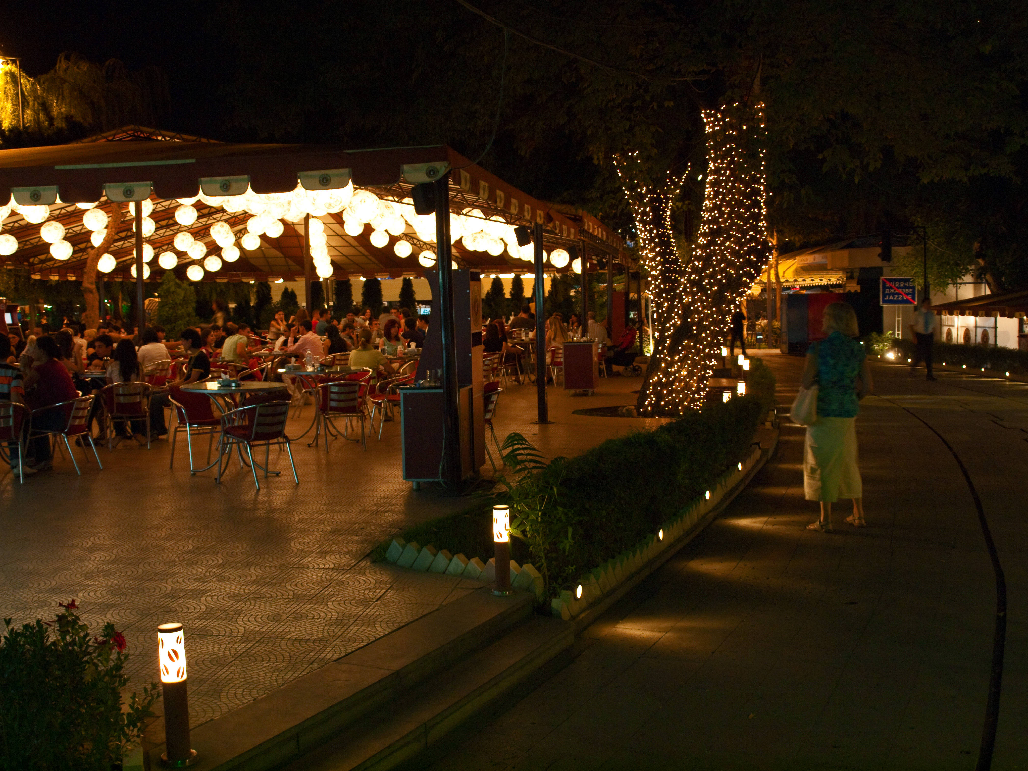 Yerevan, night life, outdoor cafe, 4K Desktop Wallpaper