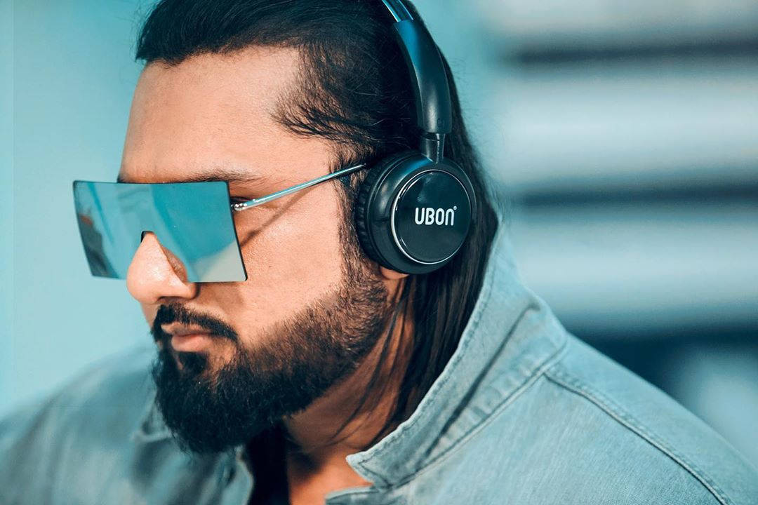 Yo Yo Honey Singh, futuristic mirrored sunglasses, black headphones, SD Desktop Wallpaper