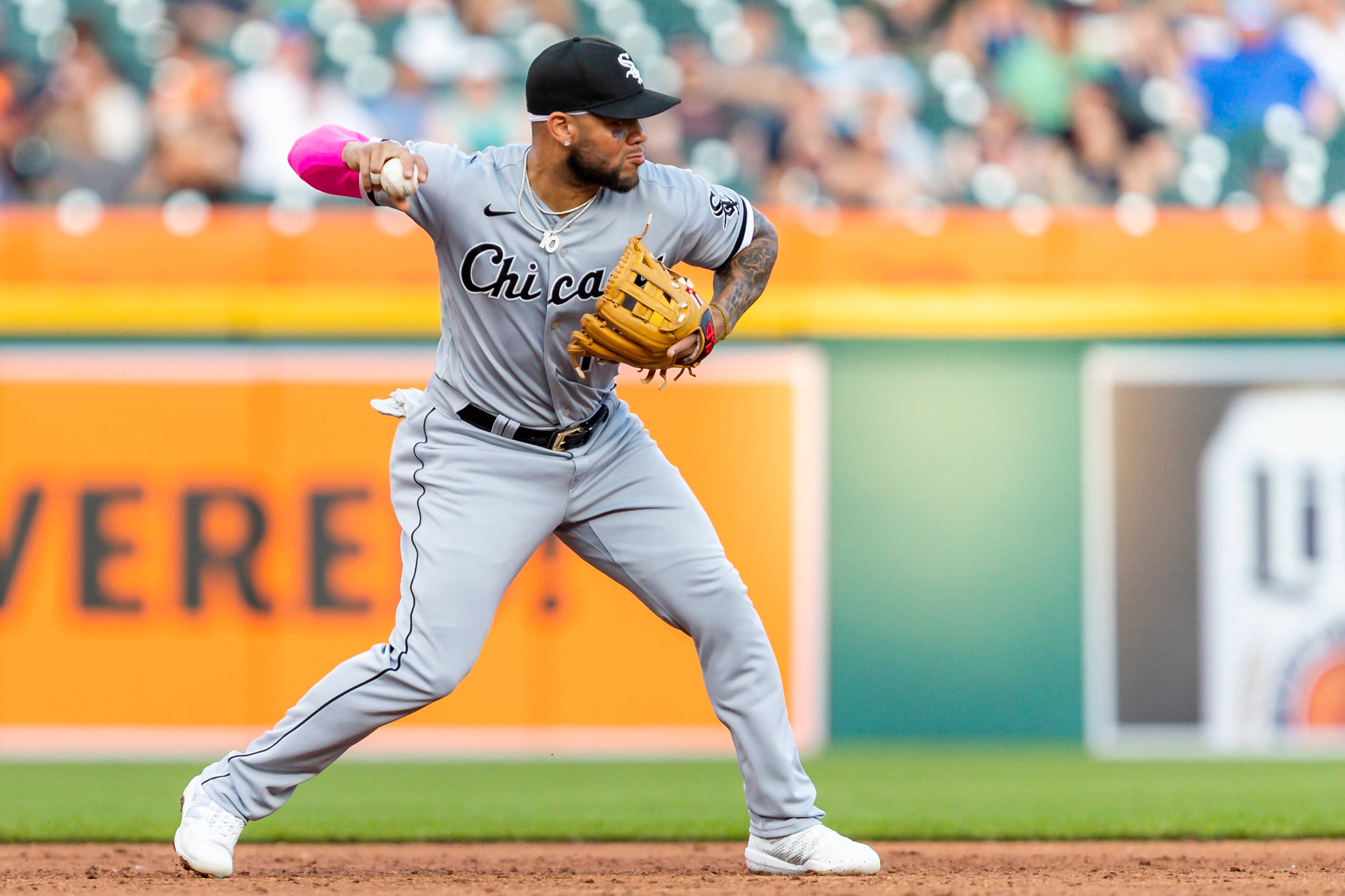 Yoan Moncada, baseball mitt, gray uniform, 2K Desktop Wallpaper