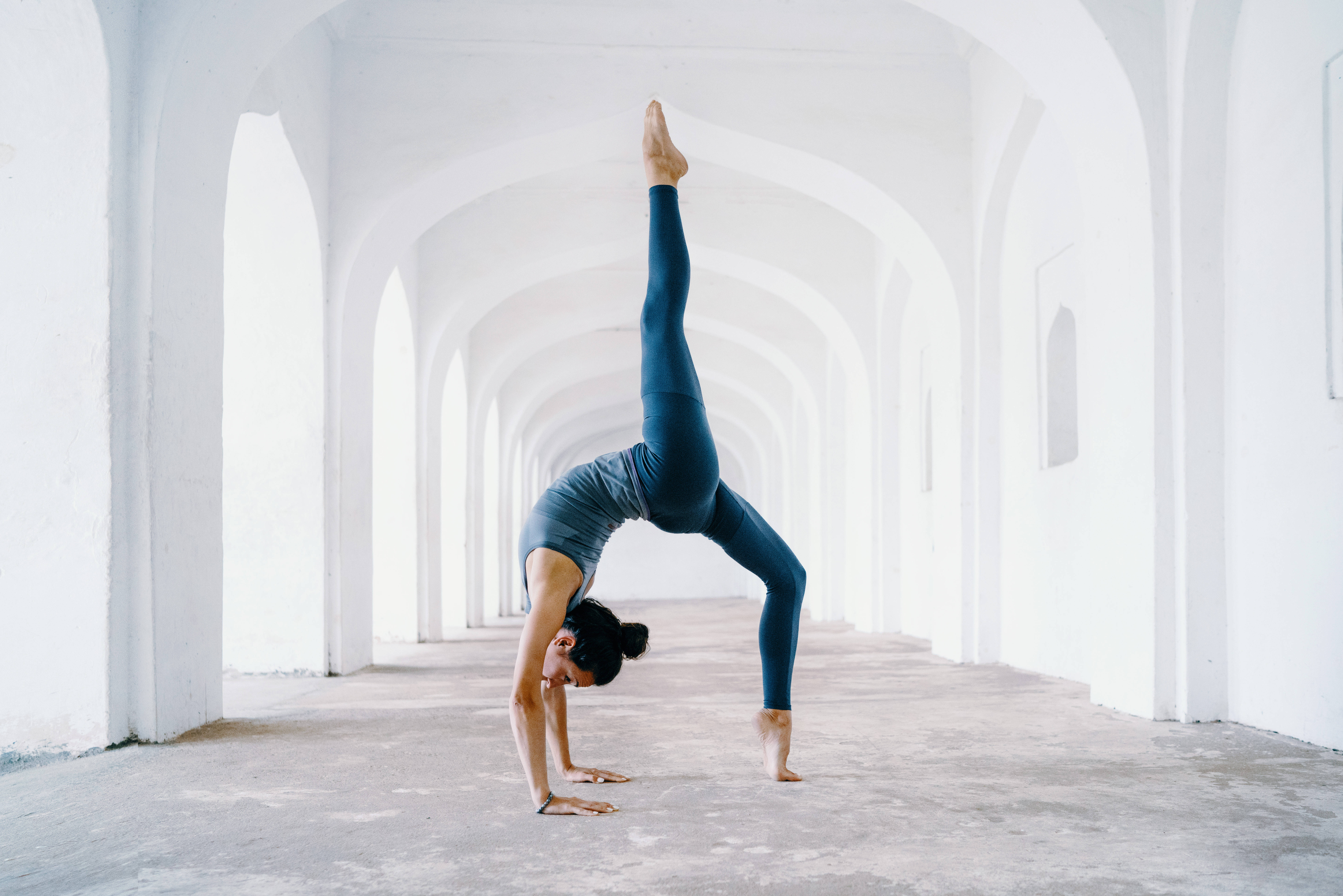 teal leggings, handstand, one leg extended, 8K Desktop Wallpaper