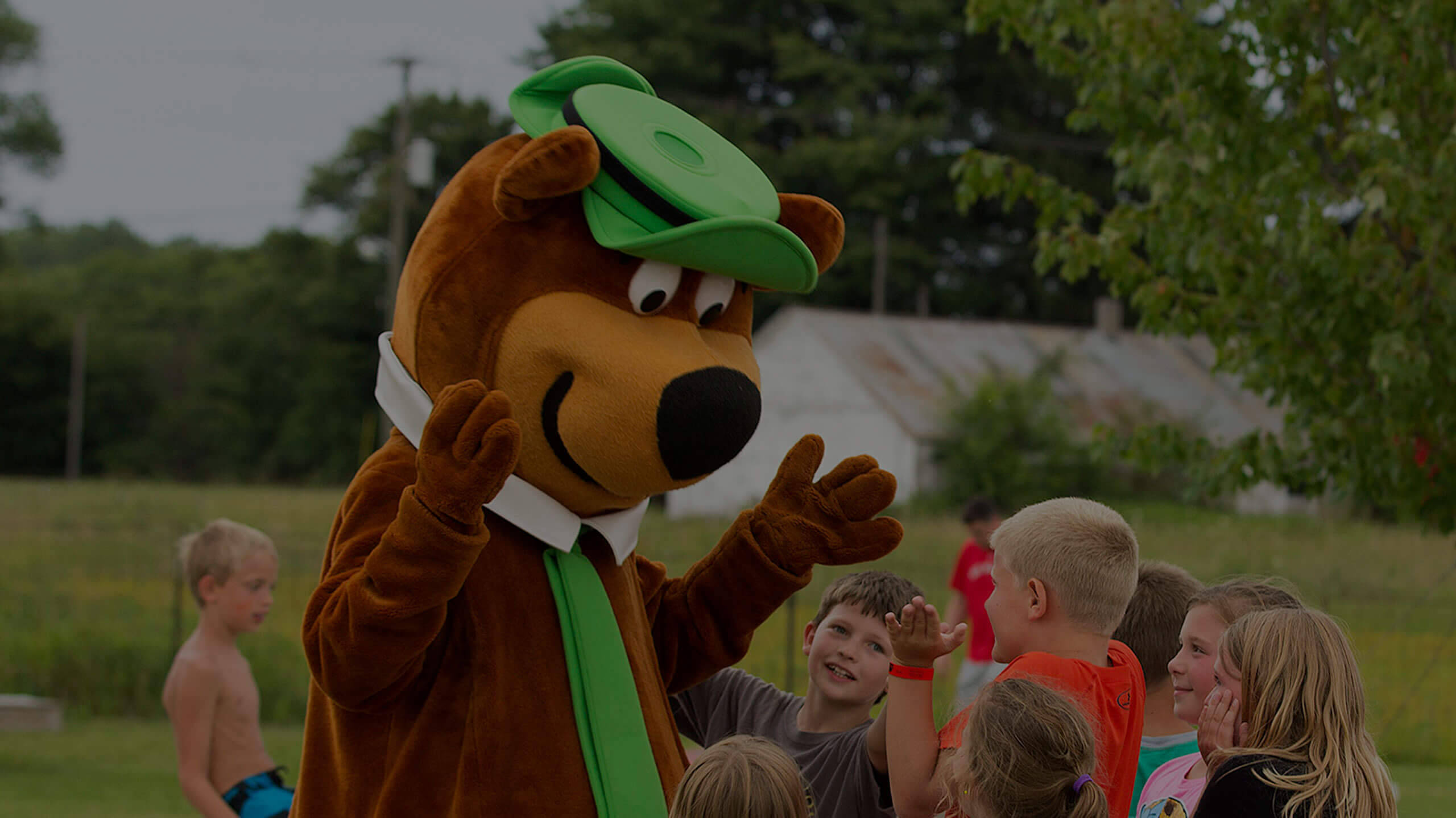 Yogi Bear, green hat, tie, 2K Desktop Wallpaper