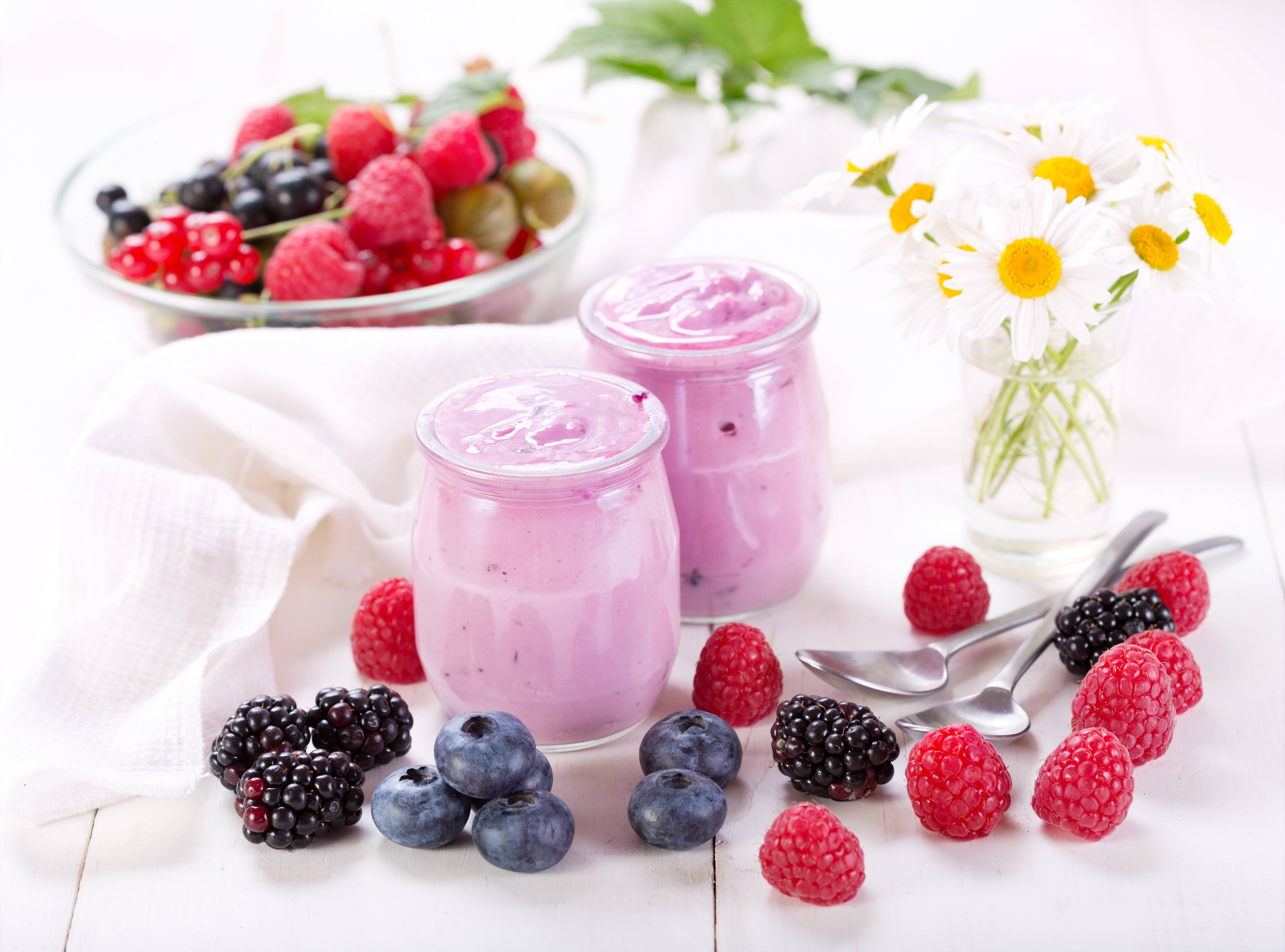 yogurt, daisy flowers, vibrant purple berry smoothie, 4K Desktop Wallpaper