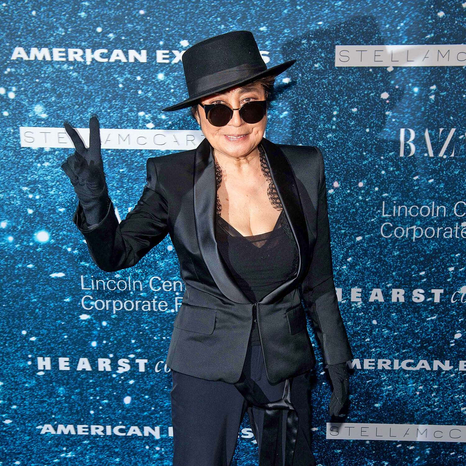 Yoko Ono, peace sign, black suit, HD Desktop Wallpaper