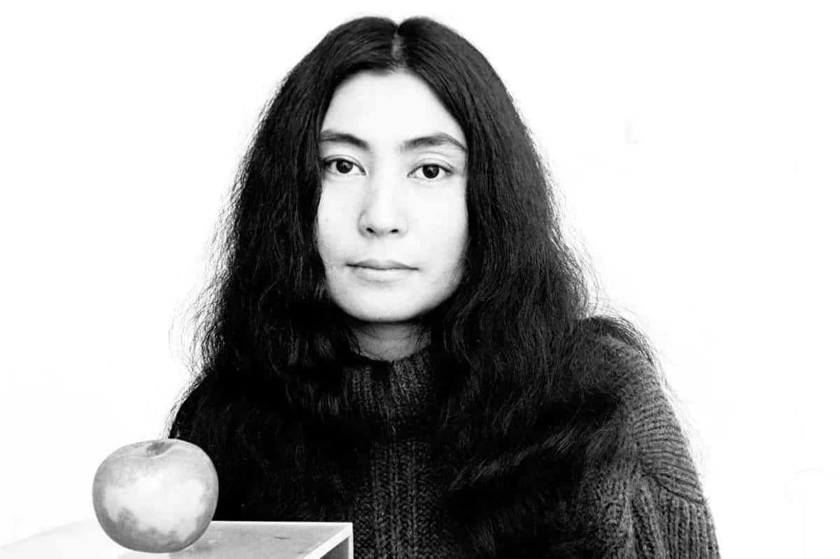 Yoko Ono, apple, black and white portrait, SD Desktop Wallpaper