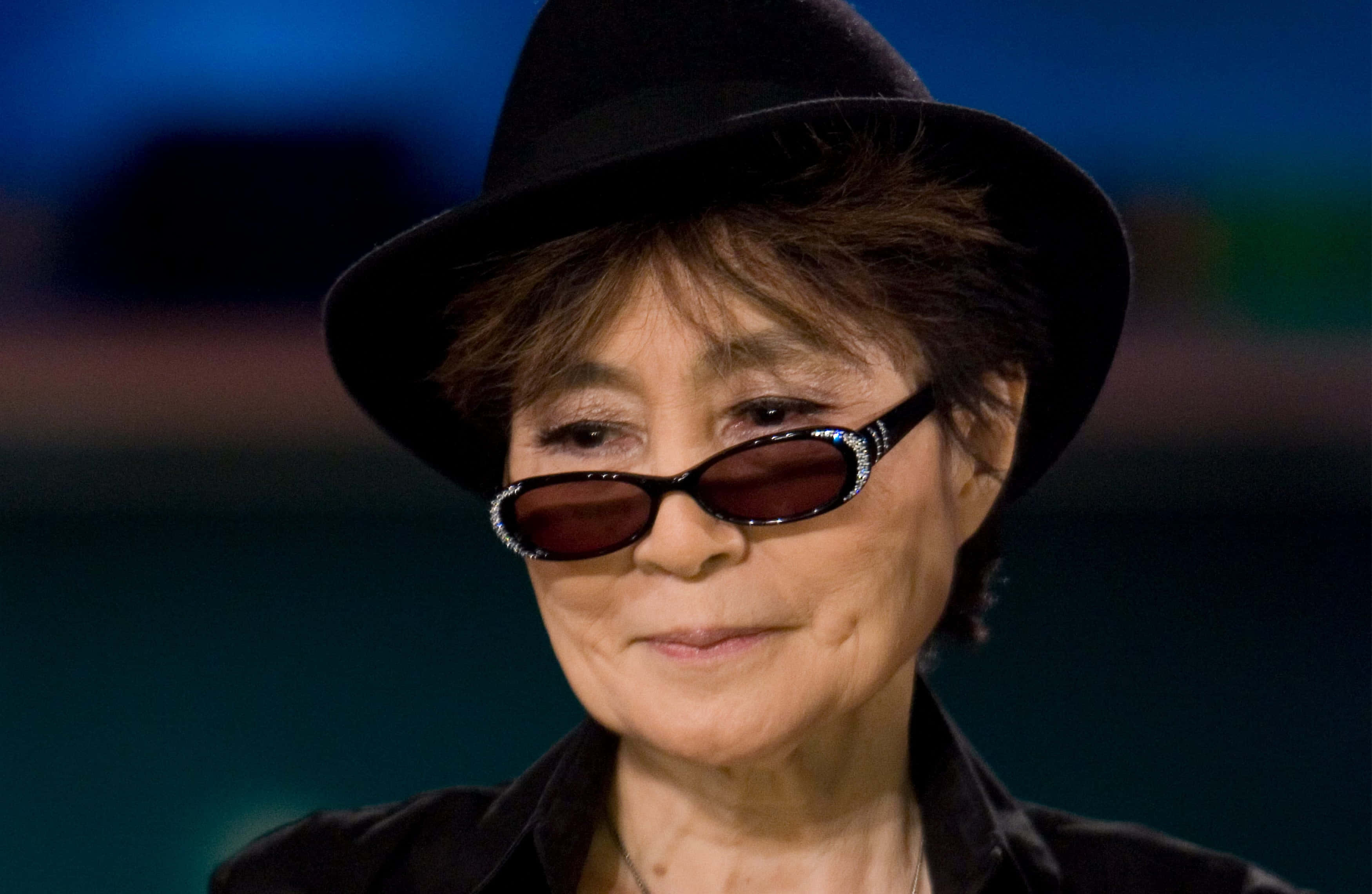 Yoko Ono, short brown hair, black fedora, 2K Desktop Wallpaper