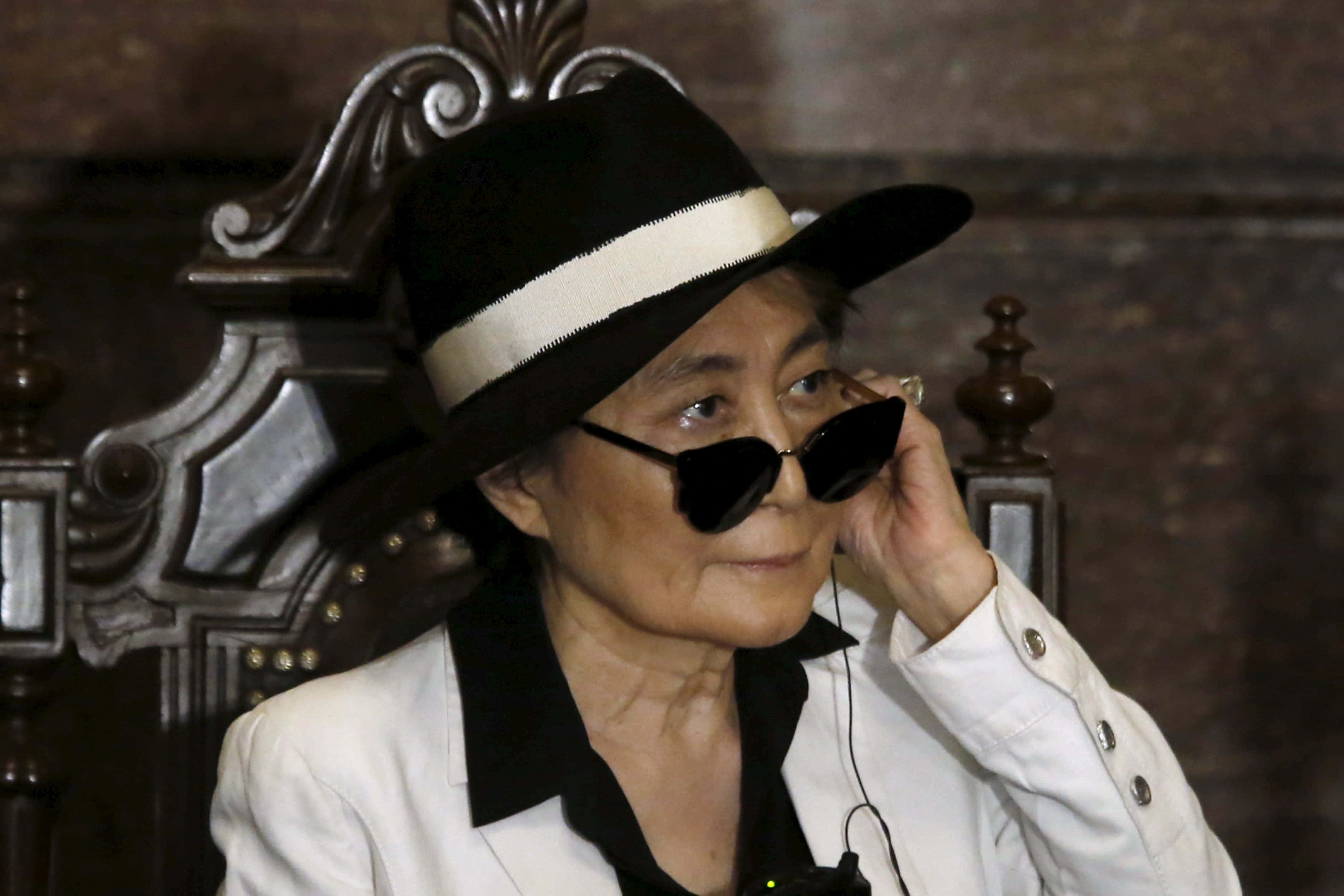 Yoko Ono, white clothing, black hat, 2K Desktop Wallpaper