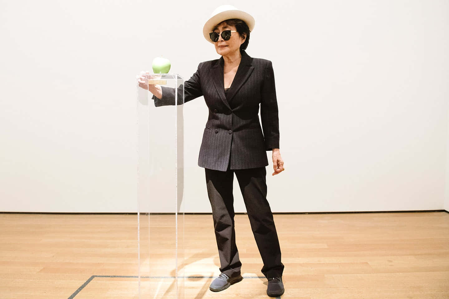 Yoko Ono, glass sculpture, green apple, HD Desktop Wallpaper