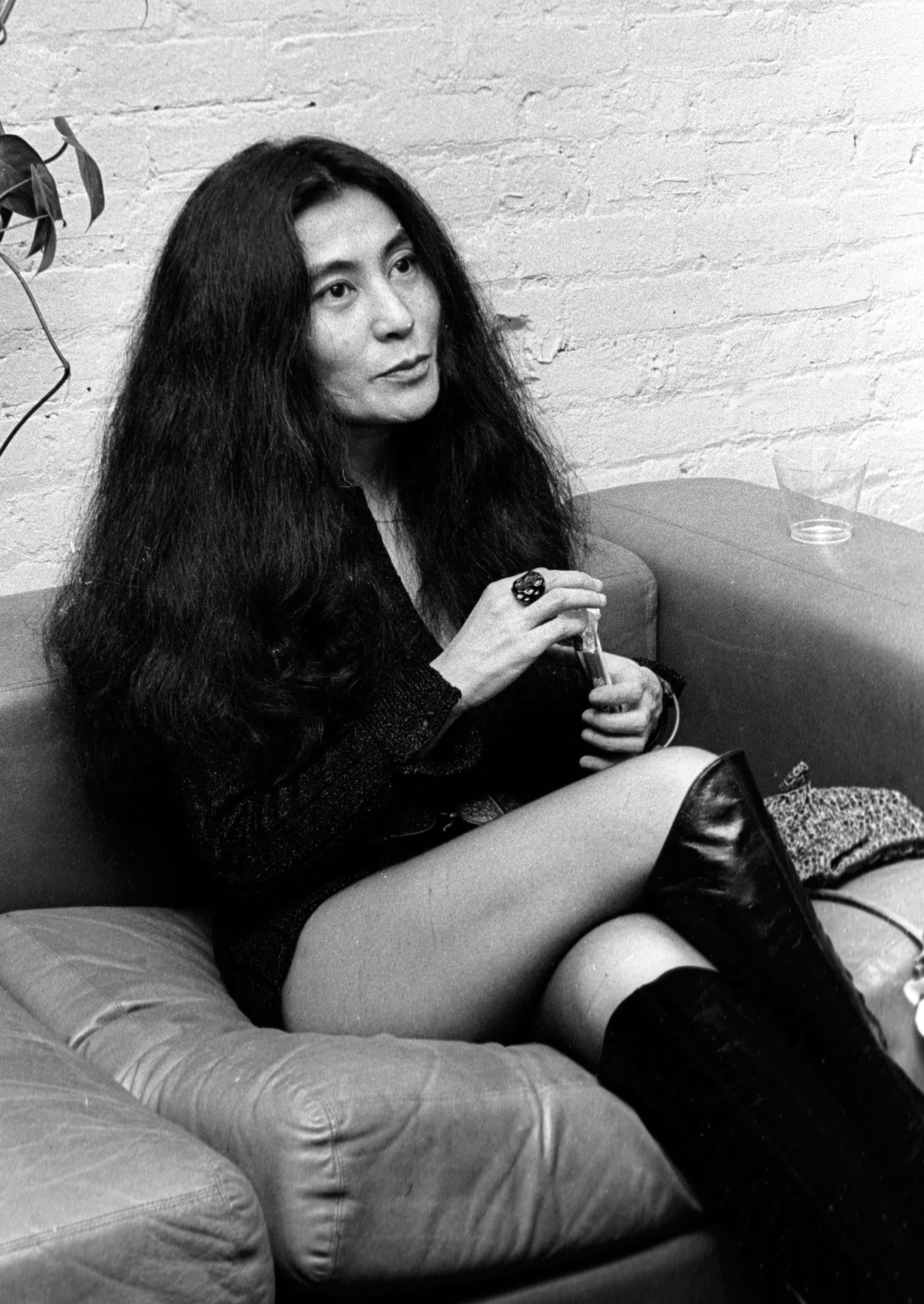 Yoko Ono, leather couch, glass, 2K Phone Wallpaper