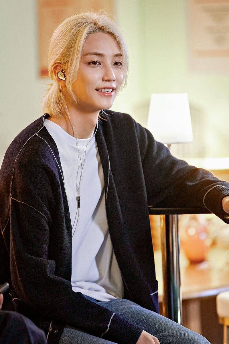 Yoon Jeonghan, blonde hair, earbuds, SD Phone Wallpaper