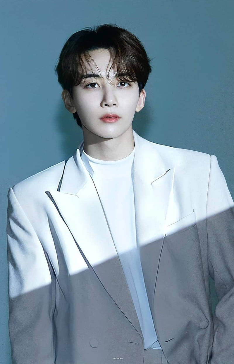 Yoon Jeonghan, white suit, cool blue backdrop, SD Phone Wallpaper