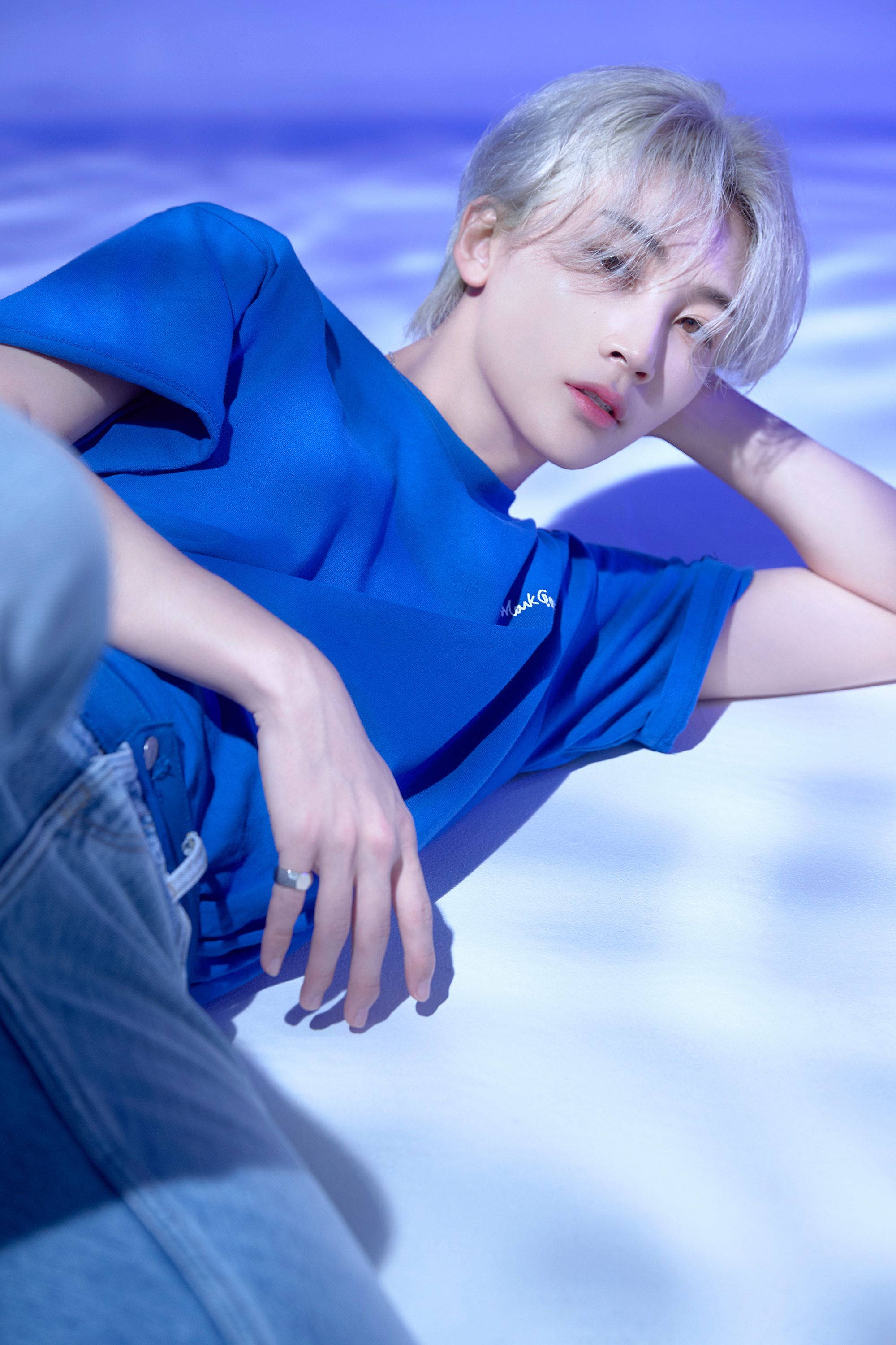 Yoon Jeonghan, silver hair, blue shirt, 2K Phone Wallpaper