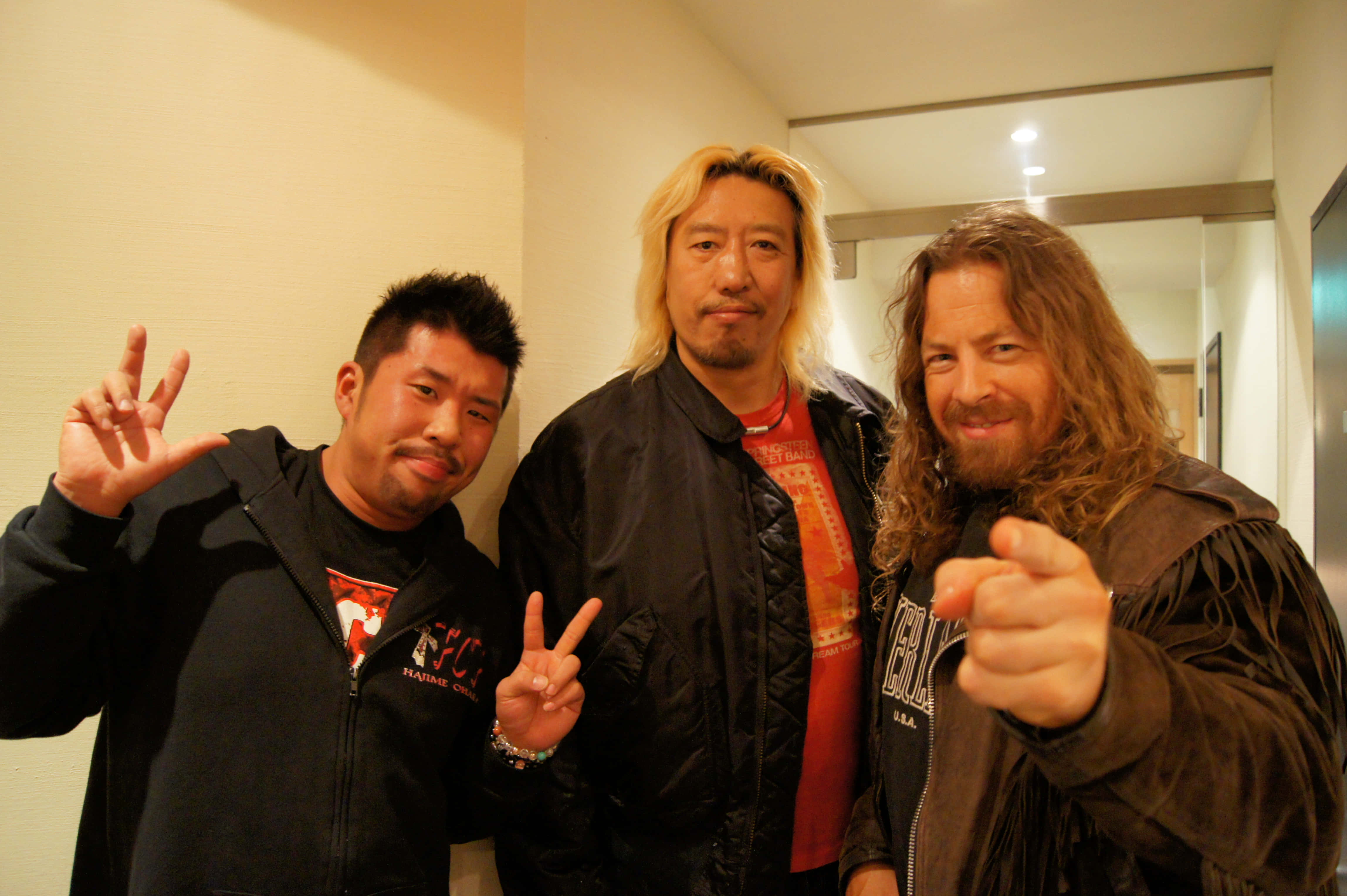 Yoshihiro Takayama, hallway, peace signs, 4K Desktop Wallpaper
