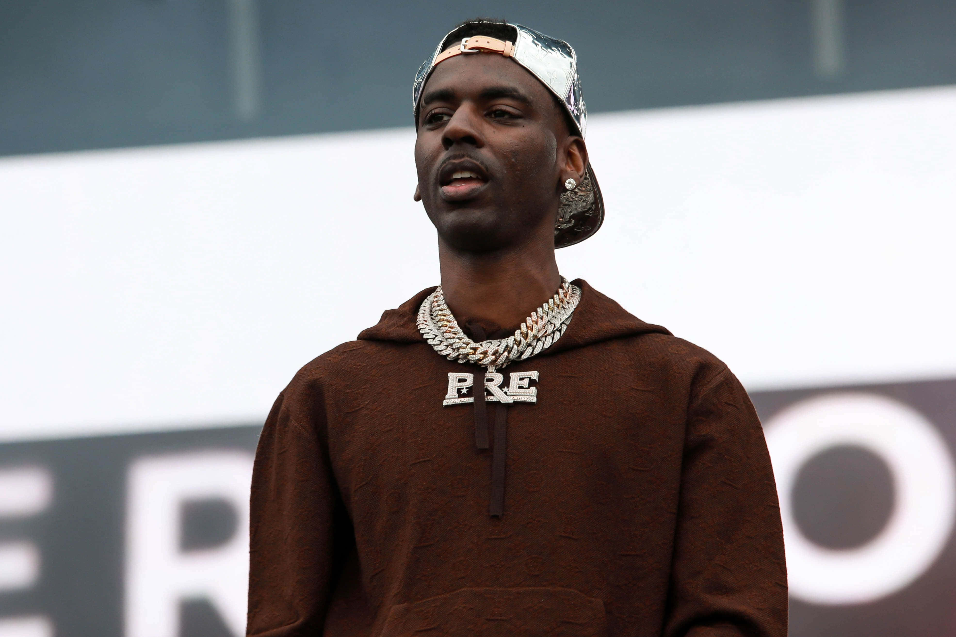 brown hoodie, silver chain, stage, 4K Desktop Wallpaper