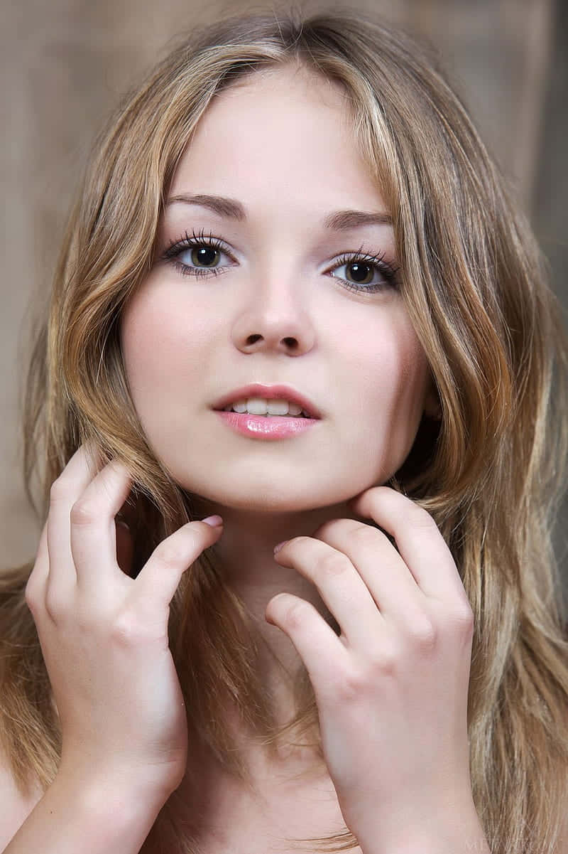 young female model, wavy hair, golden-brown hair, SD Phone Wallpaper