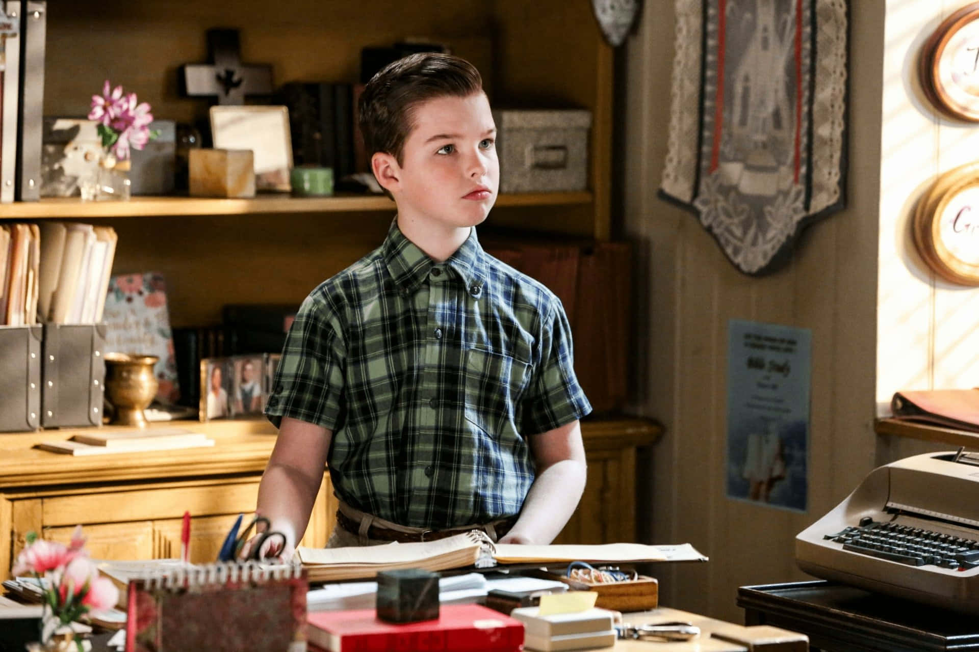 Young Sheldon, green plaid shirt, cluttered wooden desk, Full HD Desktop Wallpaper