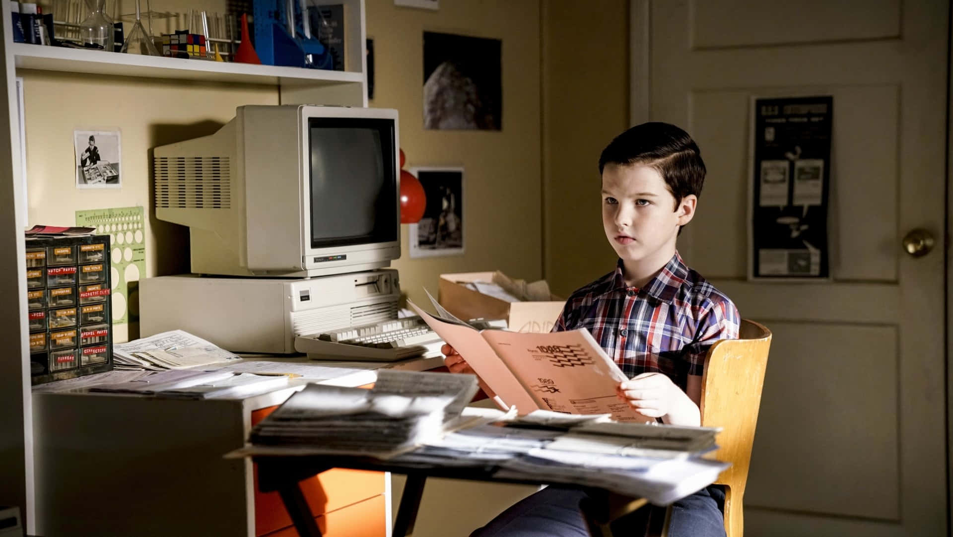 Young Sheldon, cluttered desk, retro bedroom, Full HD Desktop Wallpaper