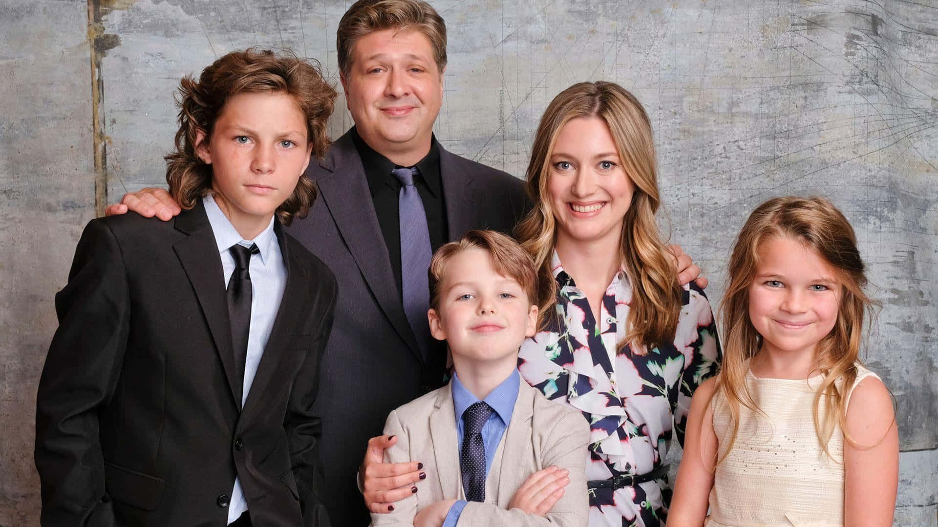 Young Sheldon, family of five, textured gray studio backdrop, Full HD Desktop Wallpaper