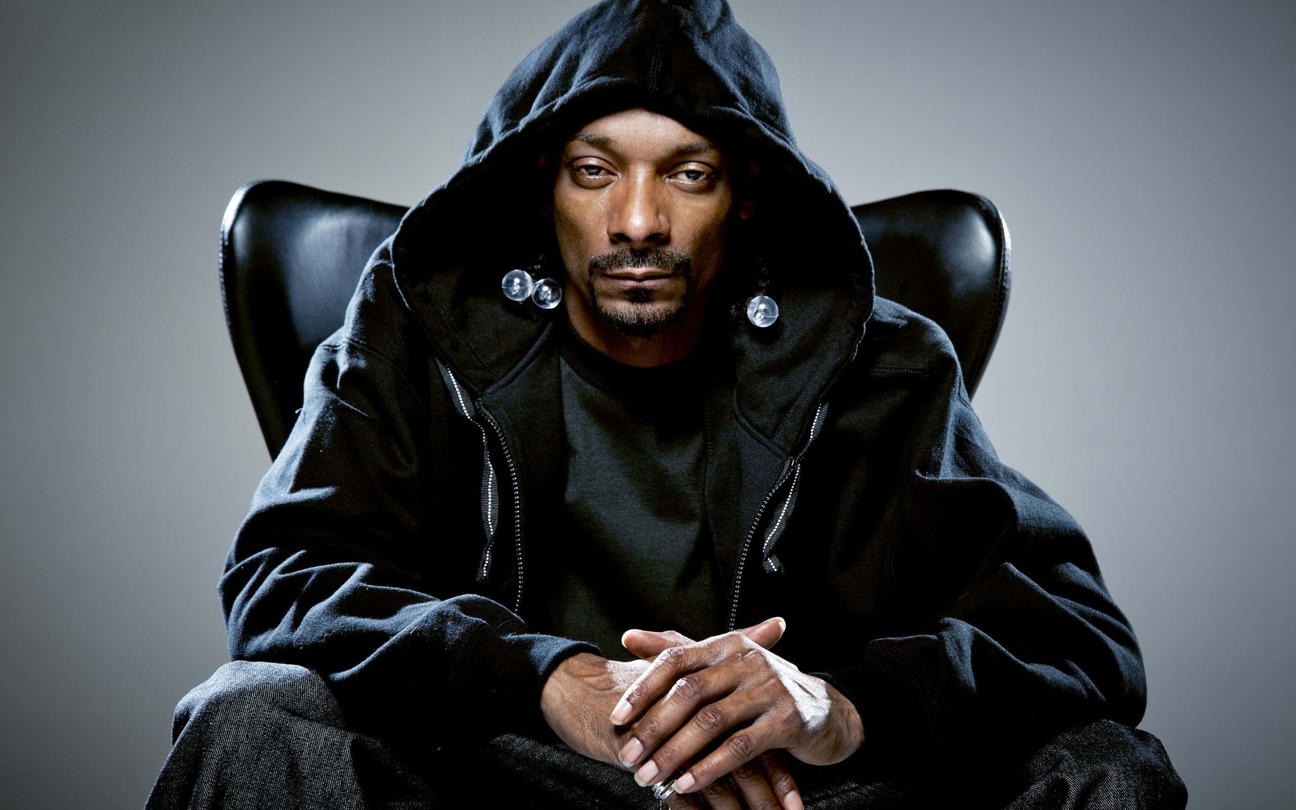 Snoop Dogg, black leather chair, black hoodie, 2K Desktop Wallpaper