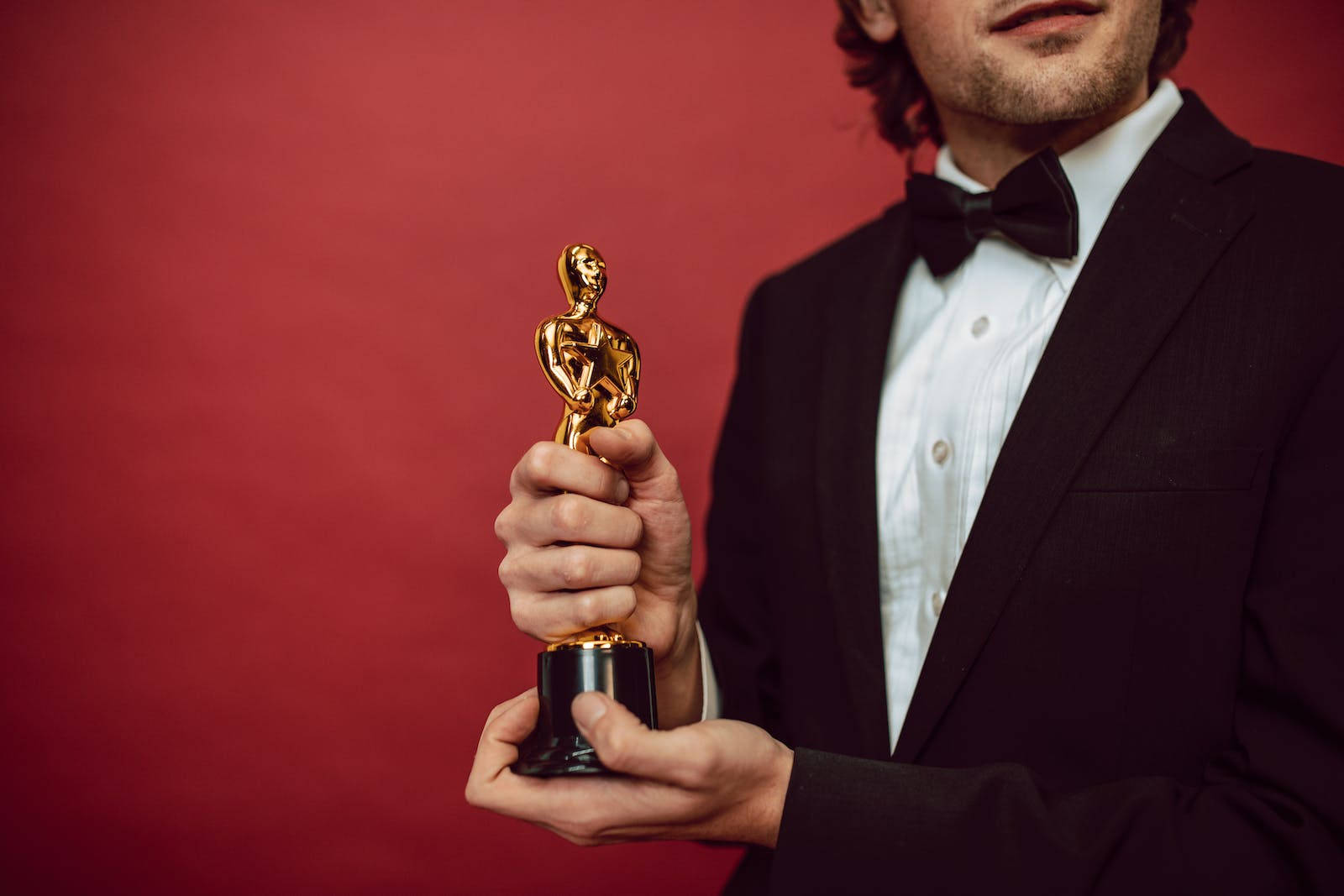 golden Oscar statue, tuxedo, rich red backdrop, HD Desktop Wallpaper