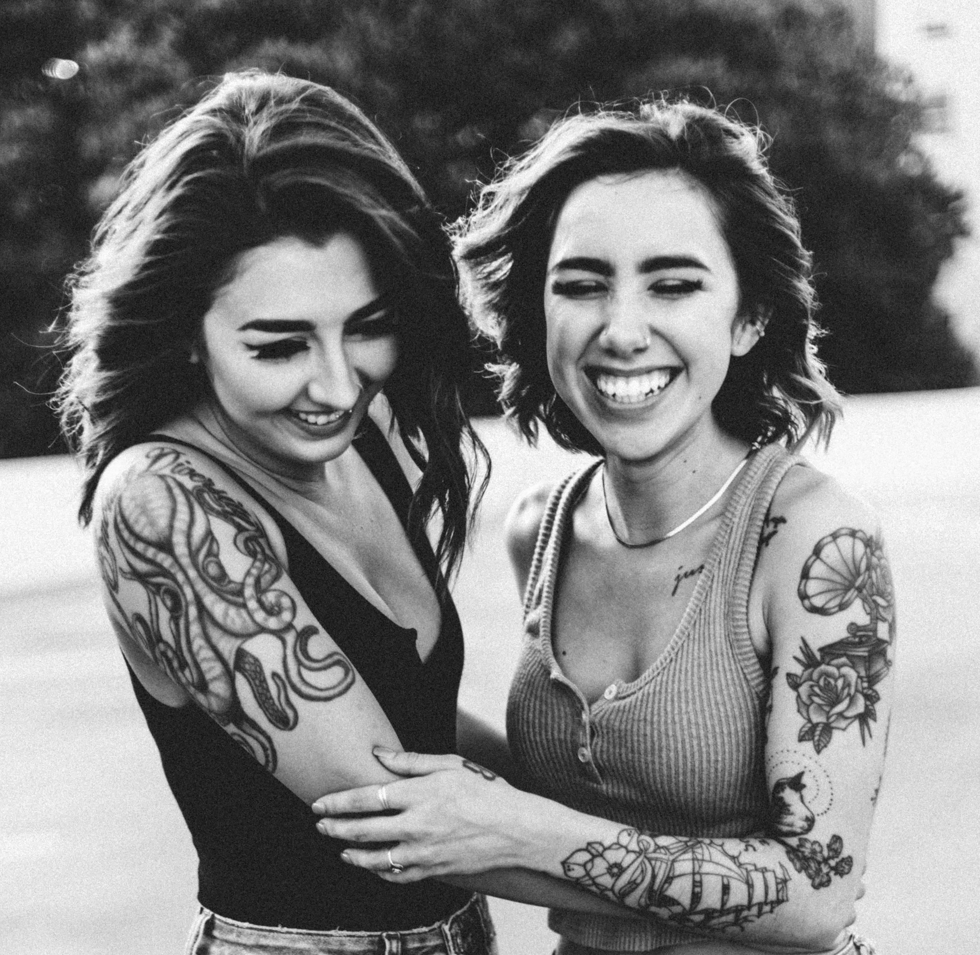 girls best friend, tattoo, black and white outdoor portrait, 2K Desktop Wallpaper