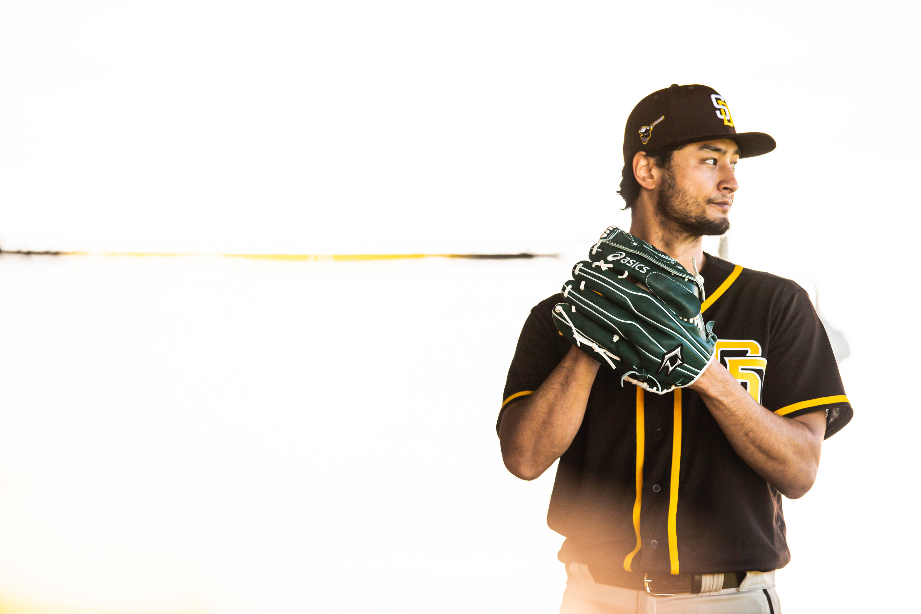 Yu Darvish, black and yellow uniform, glove, 2K Desktop Wallpaper