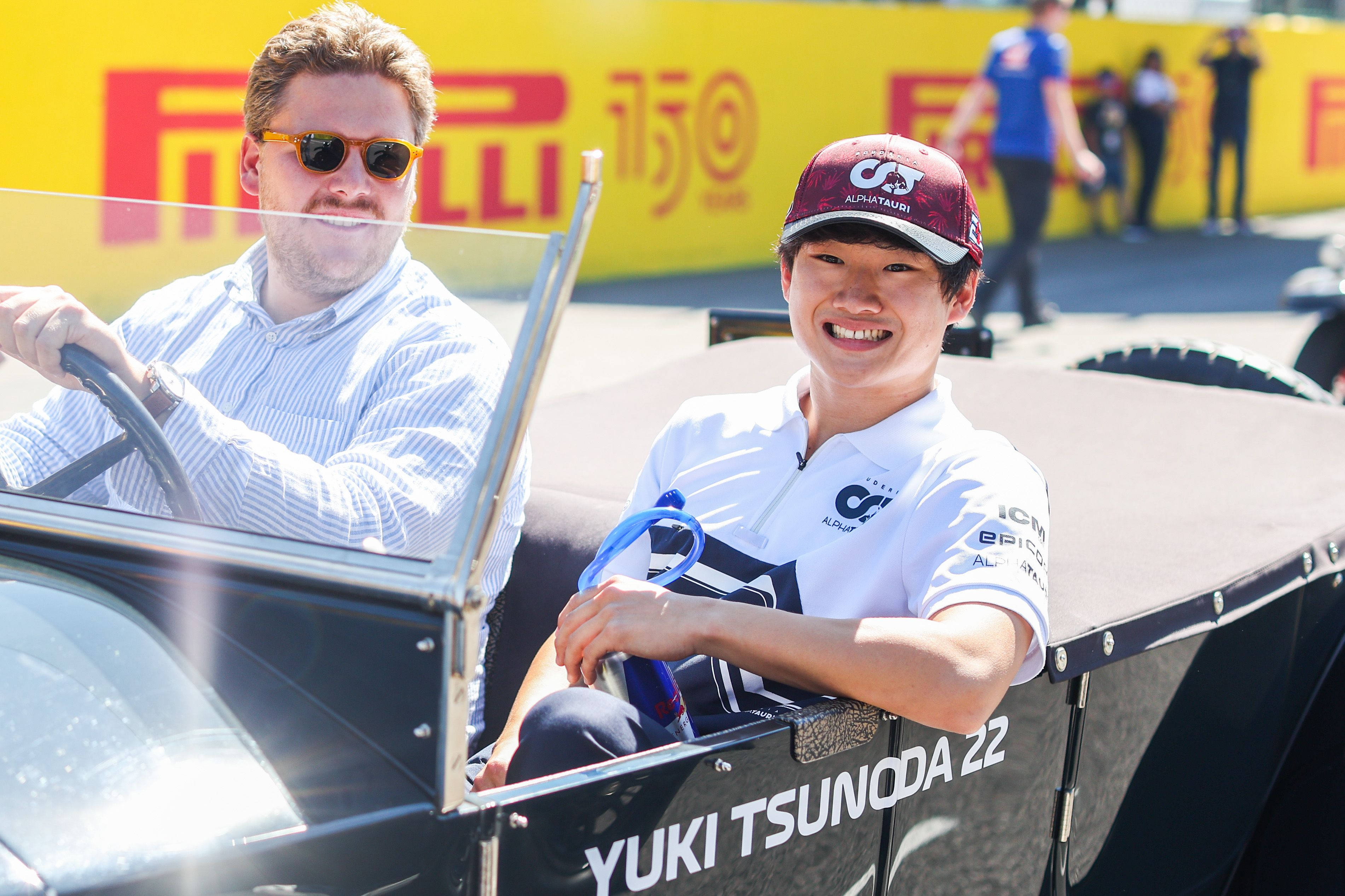 Yuki Tsunoda, 22, black open-top race car, 2K Desktop Wallpaper