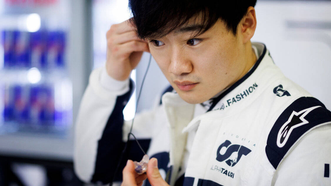 Yuki Tsunoda, white and blue team jacket, earpiece, SD Desktop Wallpaper
