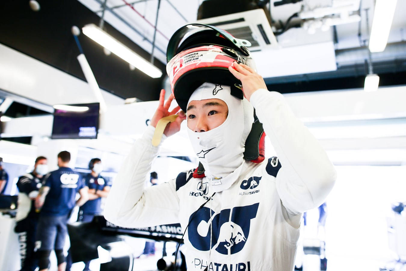 Yuki Tsunoda, helmet, garage, HD Desktop Wallpaper