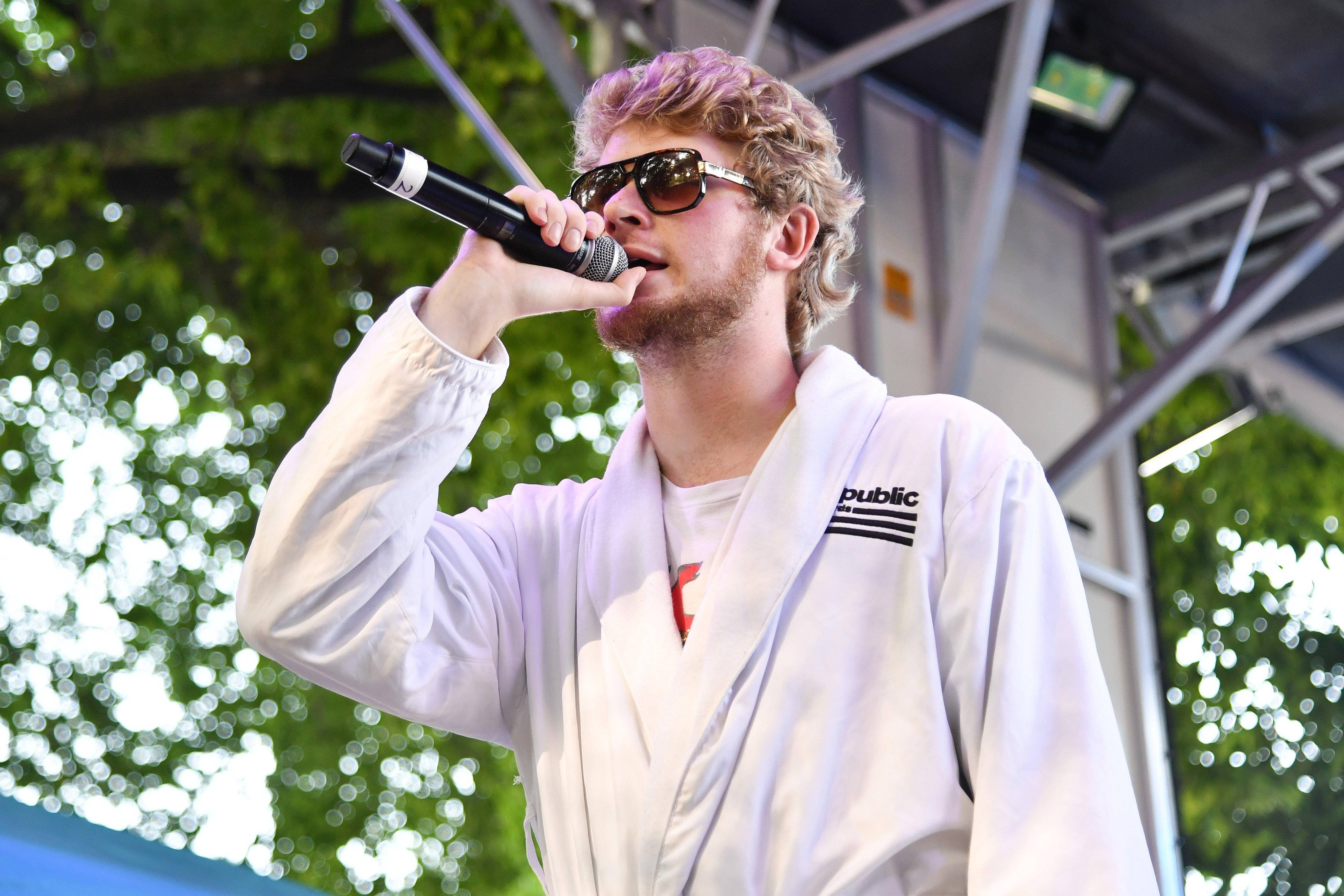Yung Gravy, sunglasses, white robe, 4K Desktop Wallpaper