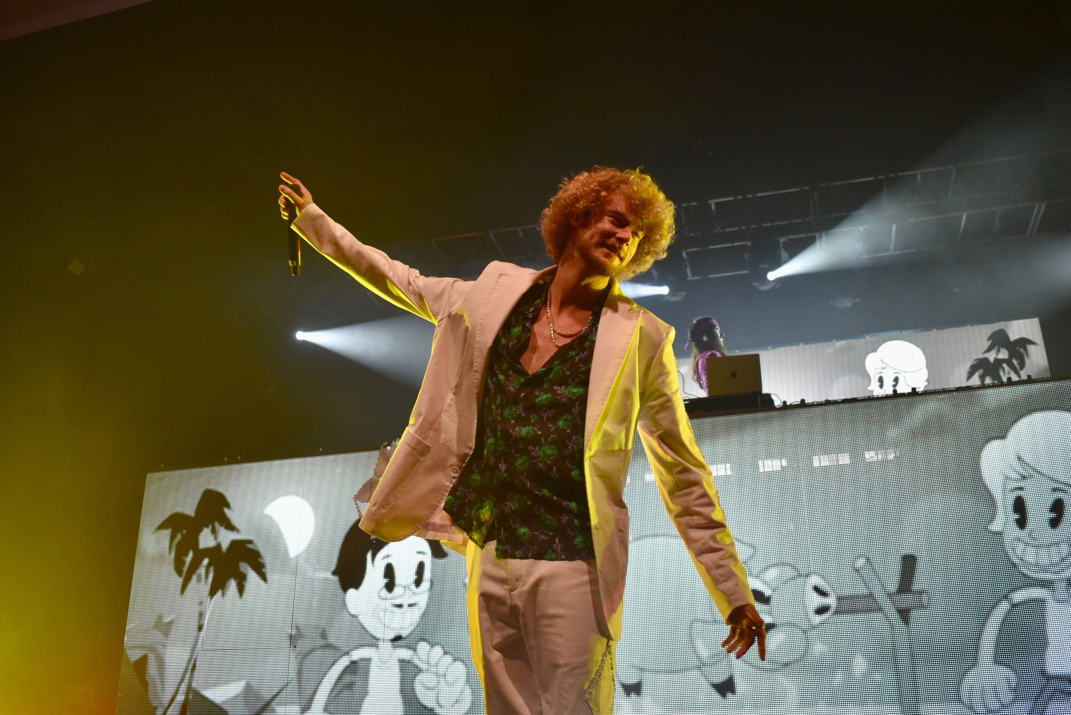 Yung Gravy, pink suit, bright yellow spotlights, 4K Desktop Wallpaper