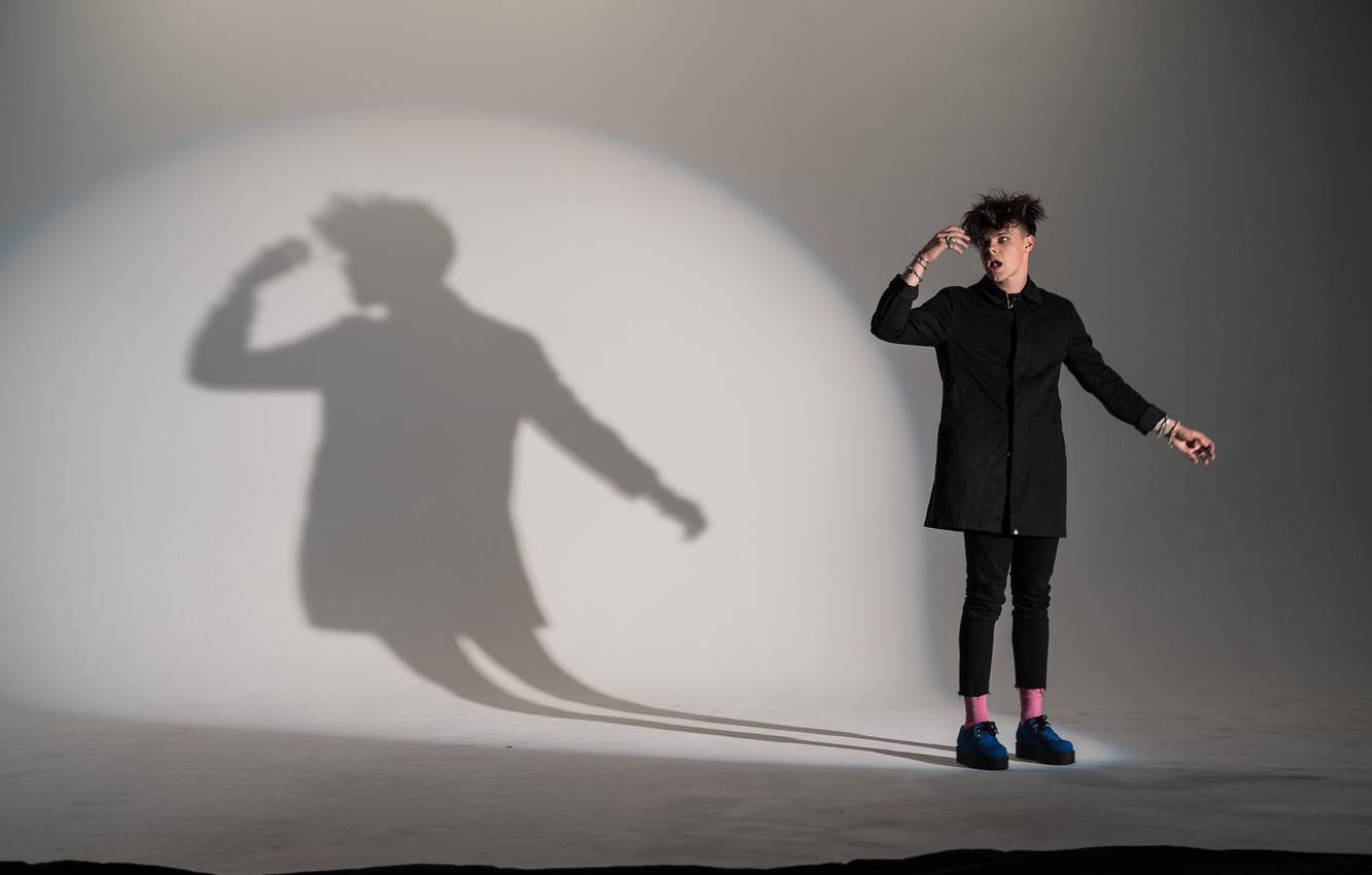 Yungblud, black outfit, white floor, HD Desktop Wallpaper