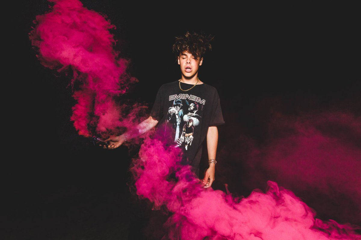 Yungblud, Bright Pink Smoke, black Eminem t-shirt, SD Desktop Wallpaper