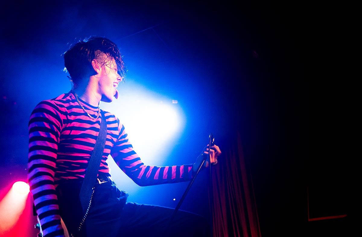 Yungblud, striped shirt, vibrant blue and red stage lights, SD Desktop Wallpaper