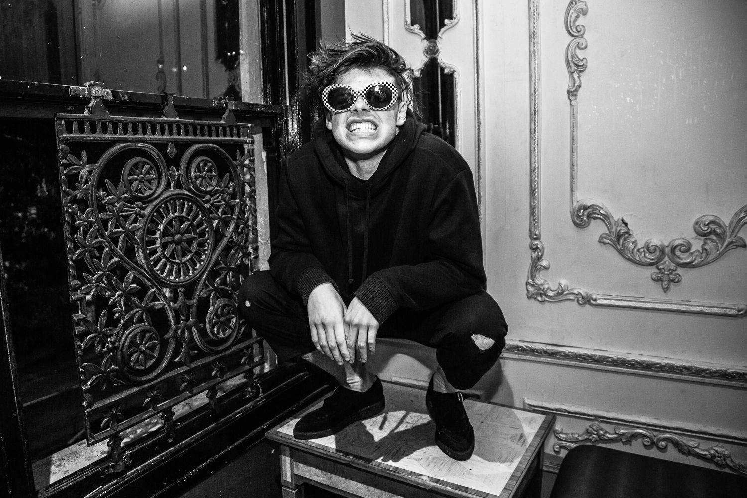 Yungblud, checkered sunglasses, hoodie, HD Desktop Wallpaper