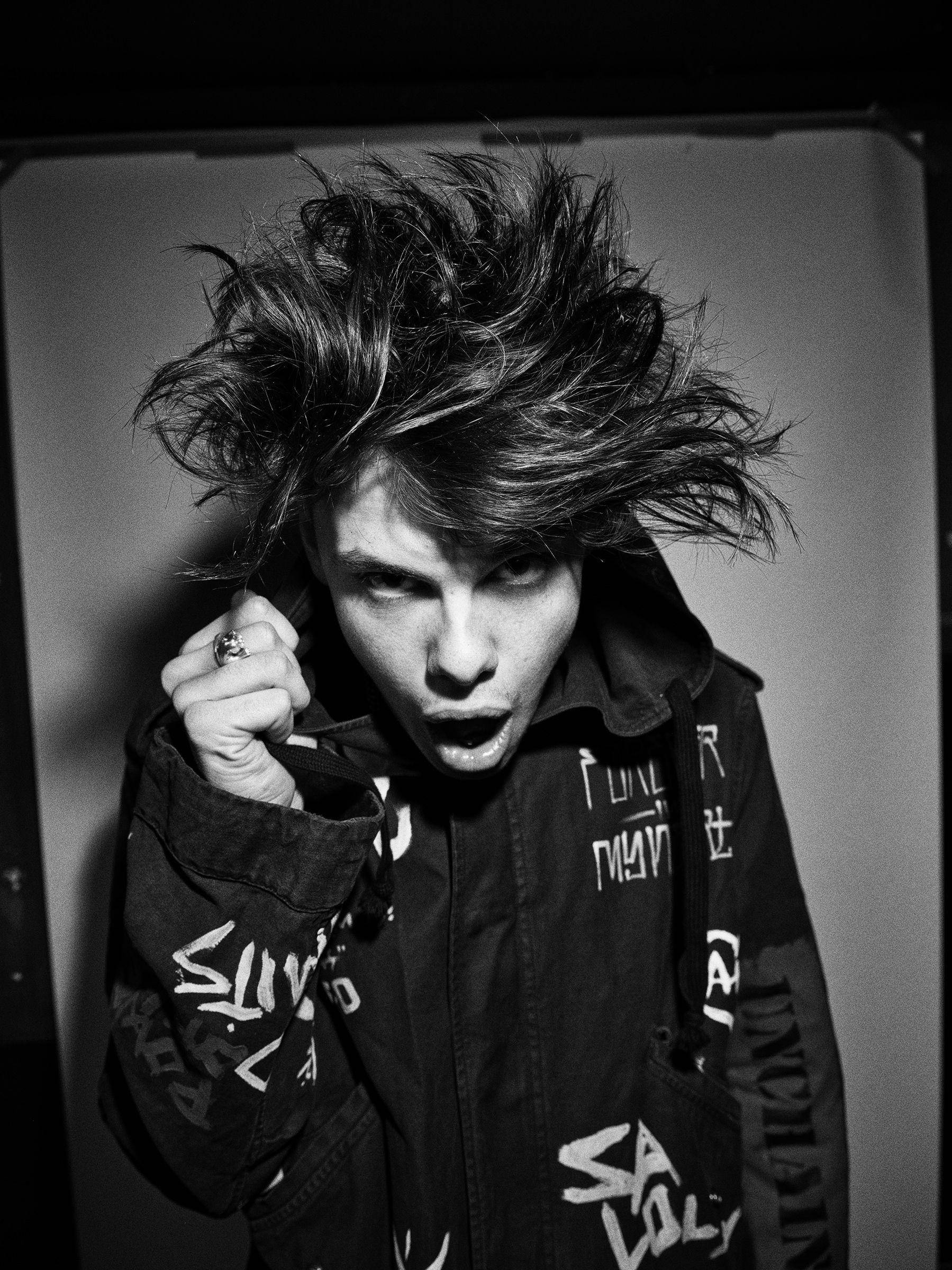 Yungblud, black and white studio portrait, punk rock musician, Full HD Phone Wallpaper