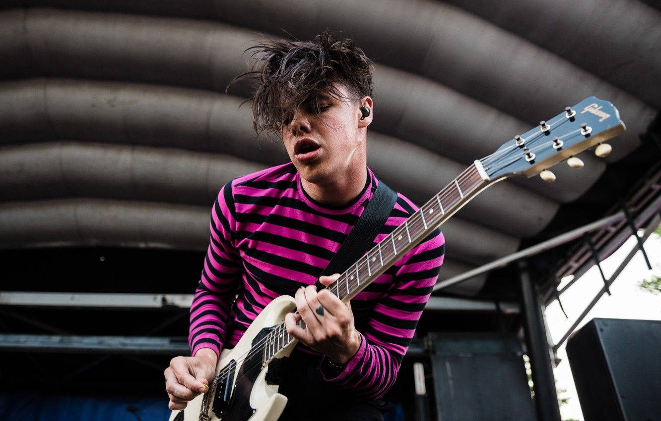 Yungblud, white electric guitar, curved stage canopy, HD Desktop Wallpaper