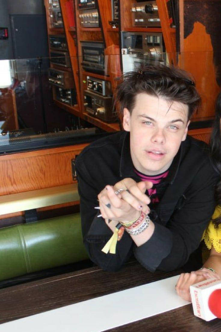 YUNGBLUD, diner booth, vintage audio equipment, SD Phone Wallpaper