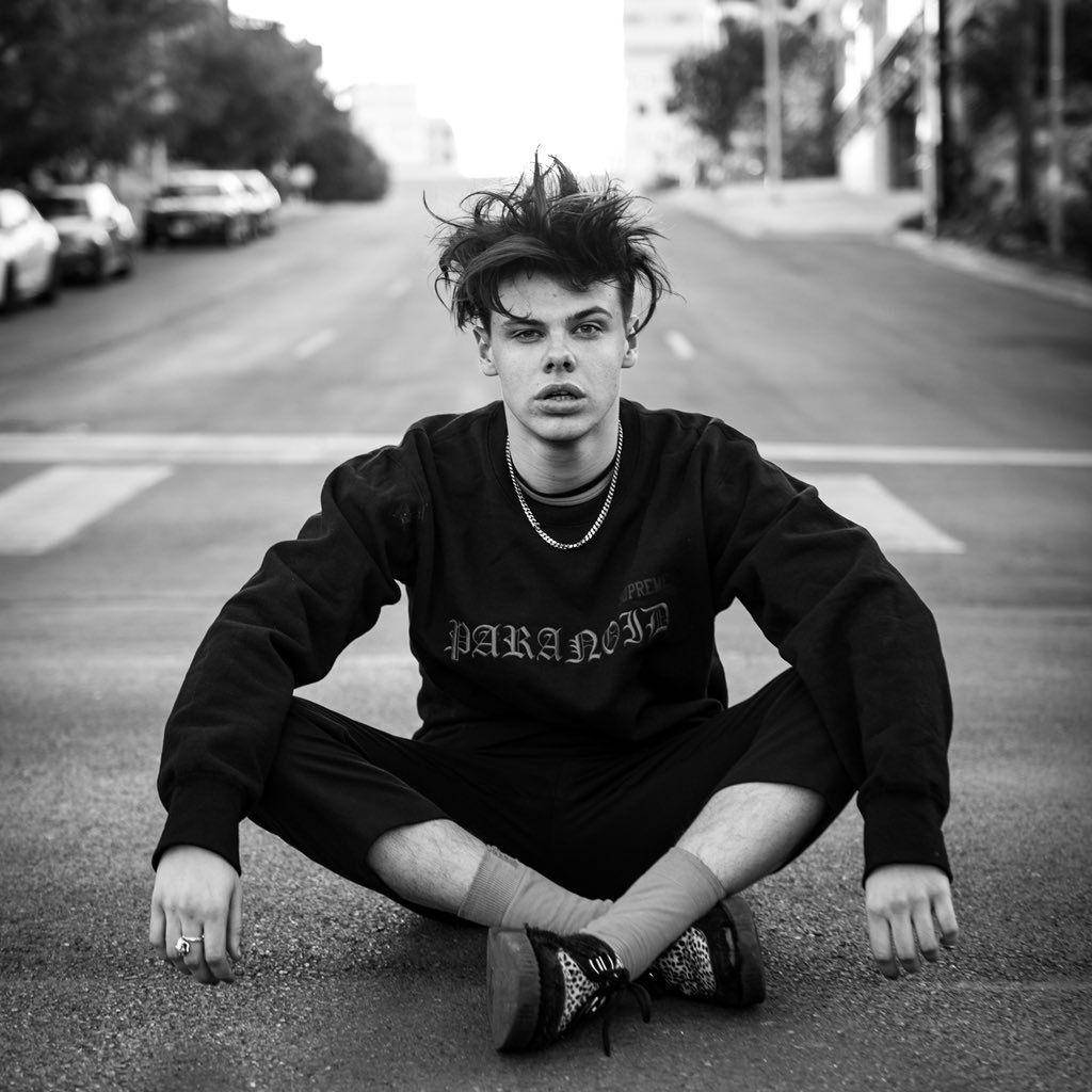 Yungblud, spiky hair, city street, SD Desktop Wallpaper