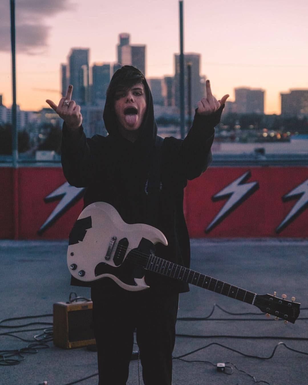 Yungblud, black hoodie, white electric guitar, HD Phone Wallpaper