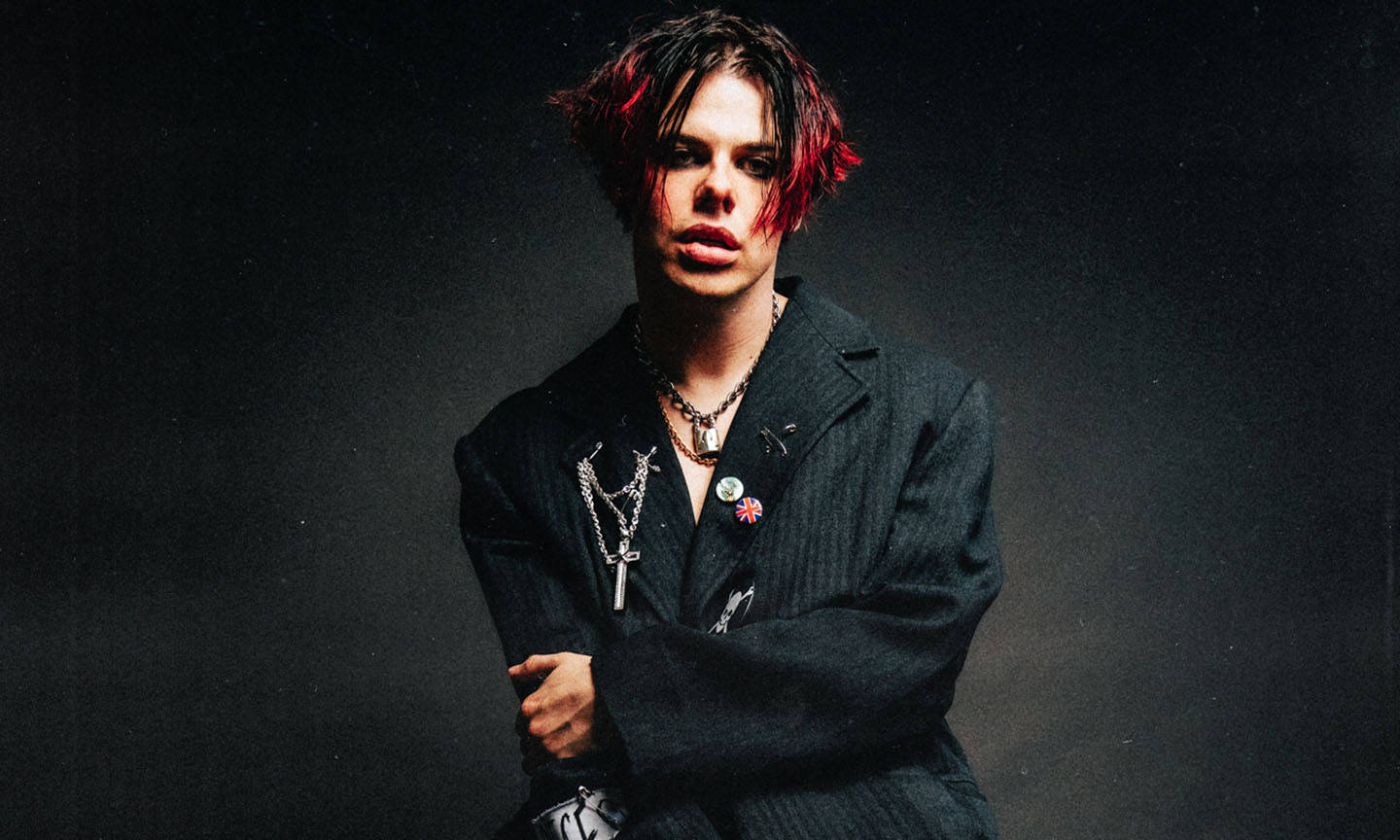 Yungblud, red-streaked hair, layered necklaces, HD Desktop Wallpaper