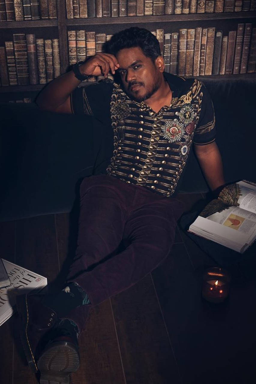 Yuvan Shankar Raja, bookshelf, couch, HD Phone Wallpaper