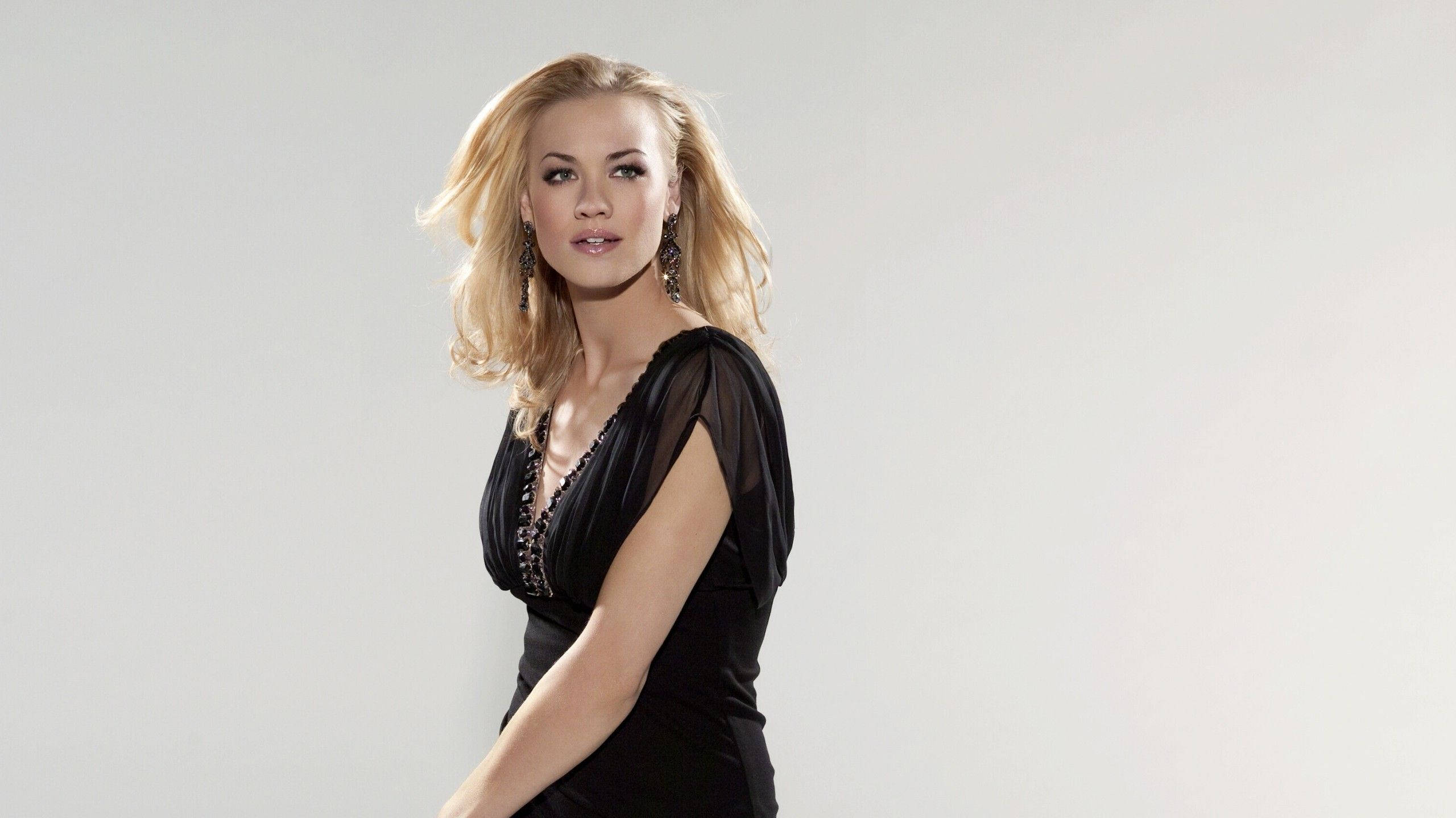 Yvonne Strahovski, black dress, blonde woman, 2K Desktop Wallpaper