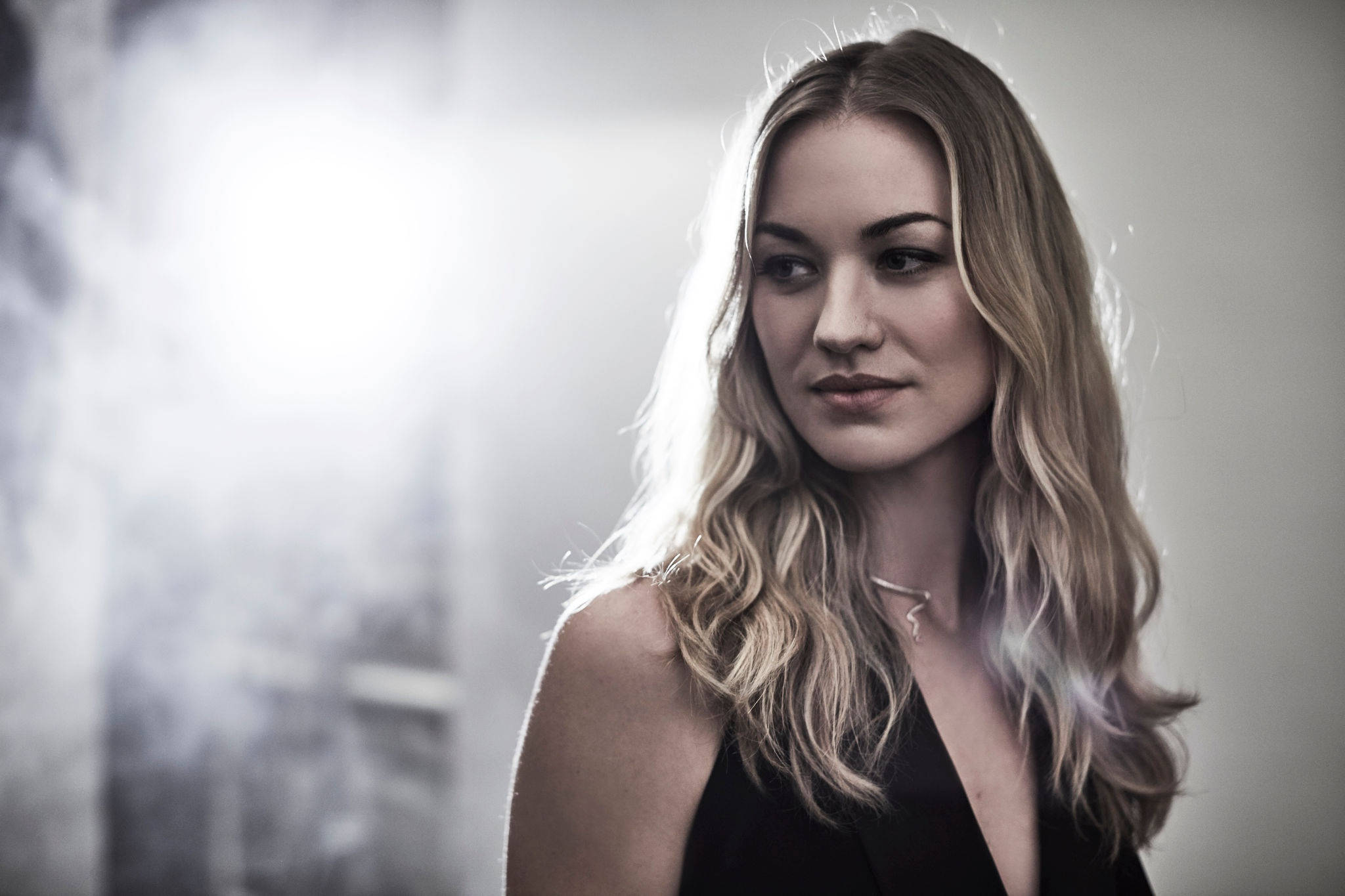 Yvonne Strahovski, black outfit, wavy blonde hair, Full HD Desktop Wallpaper