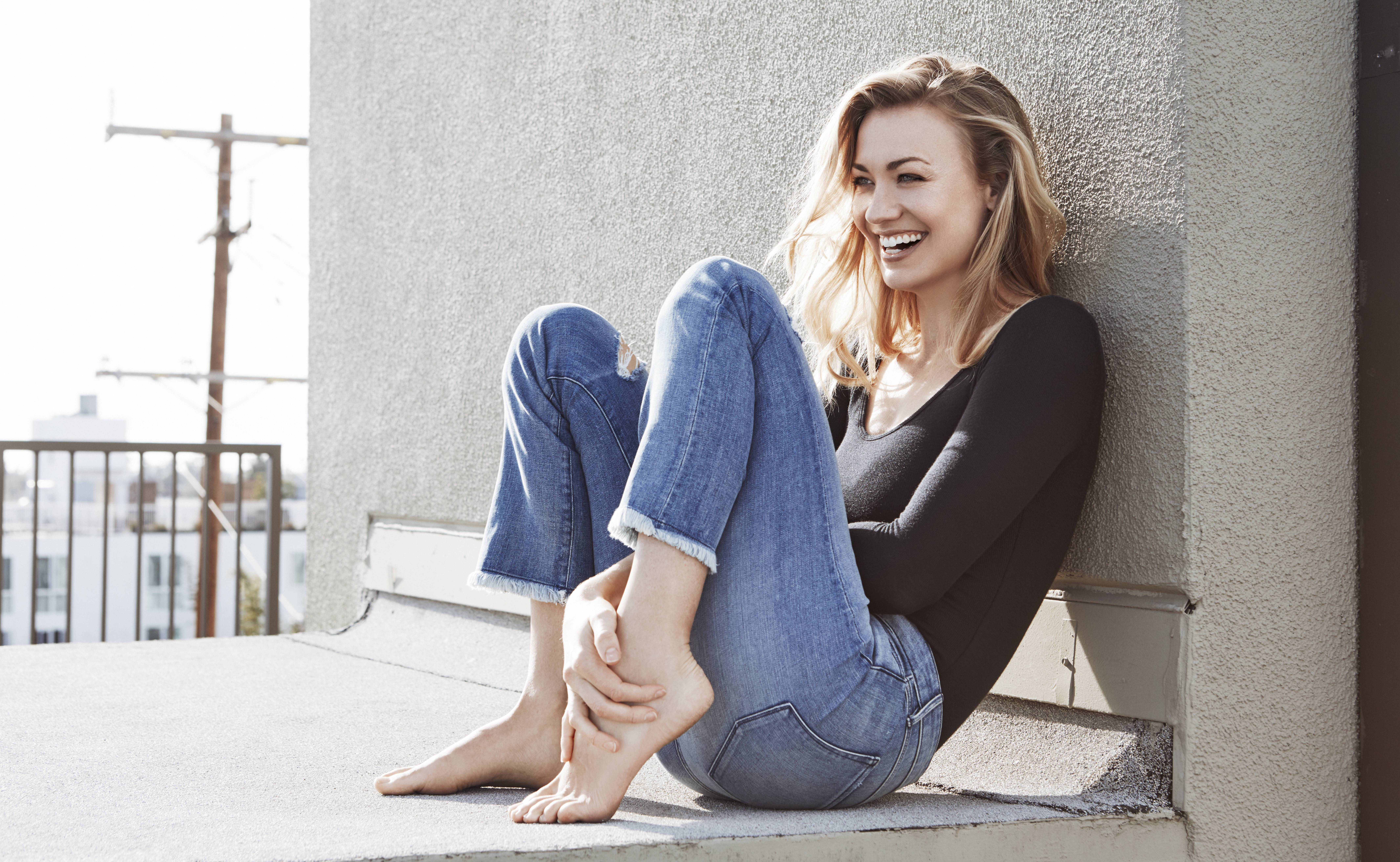 Yvonne Strahovski, black shirt, jeans, 8K Desktop Wallpaper