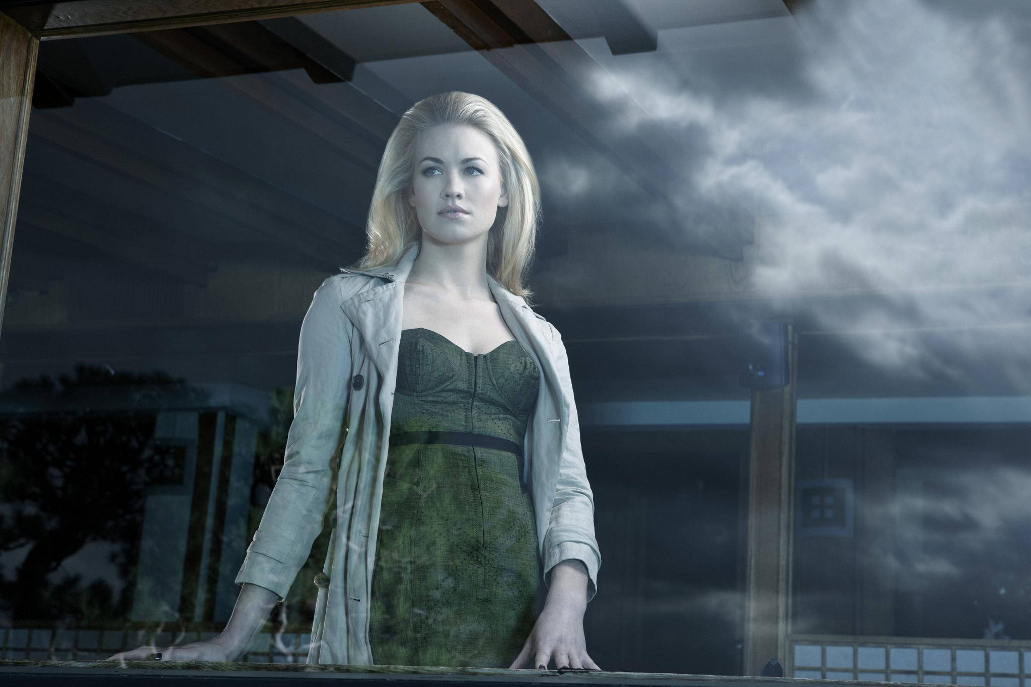 Yvonne Strahovski, green dress, light jacket, Full HD Desktop Wallpaper
